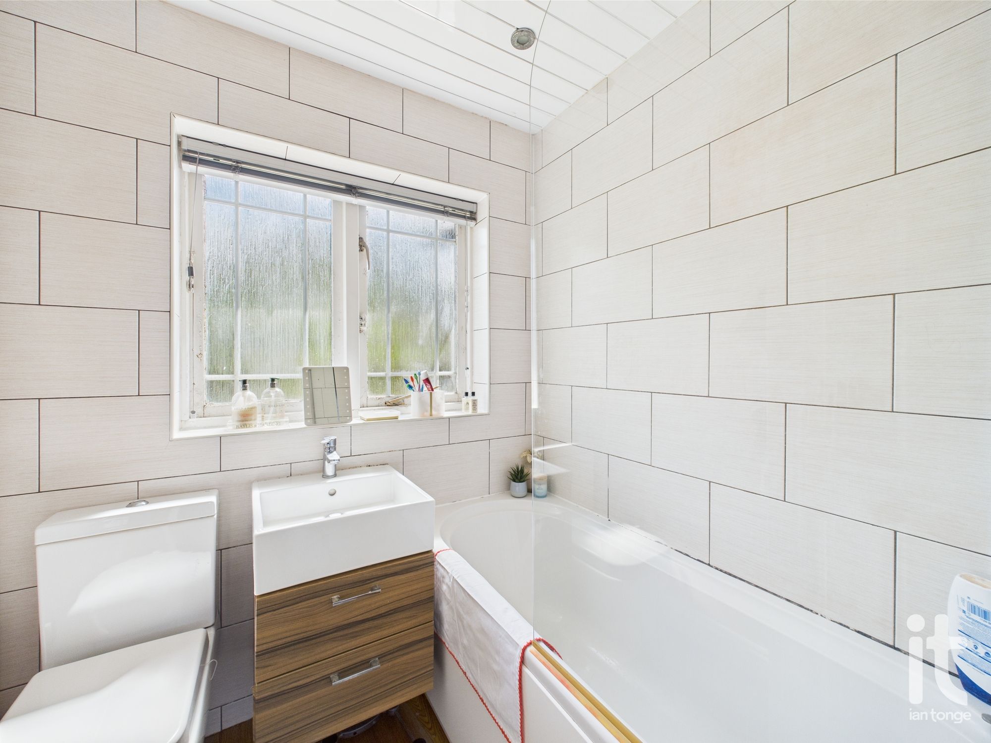 3 bedroom end terraced house For Sale in Stockport - Photograph 4.