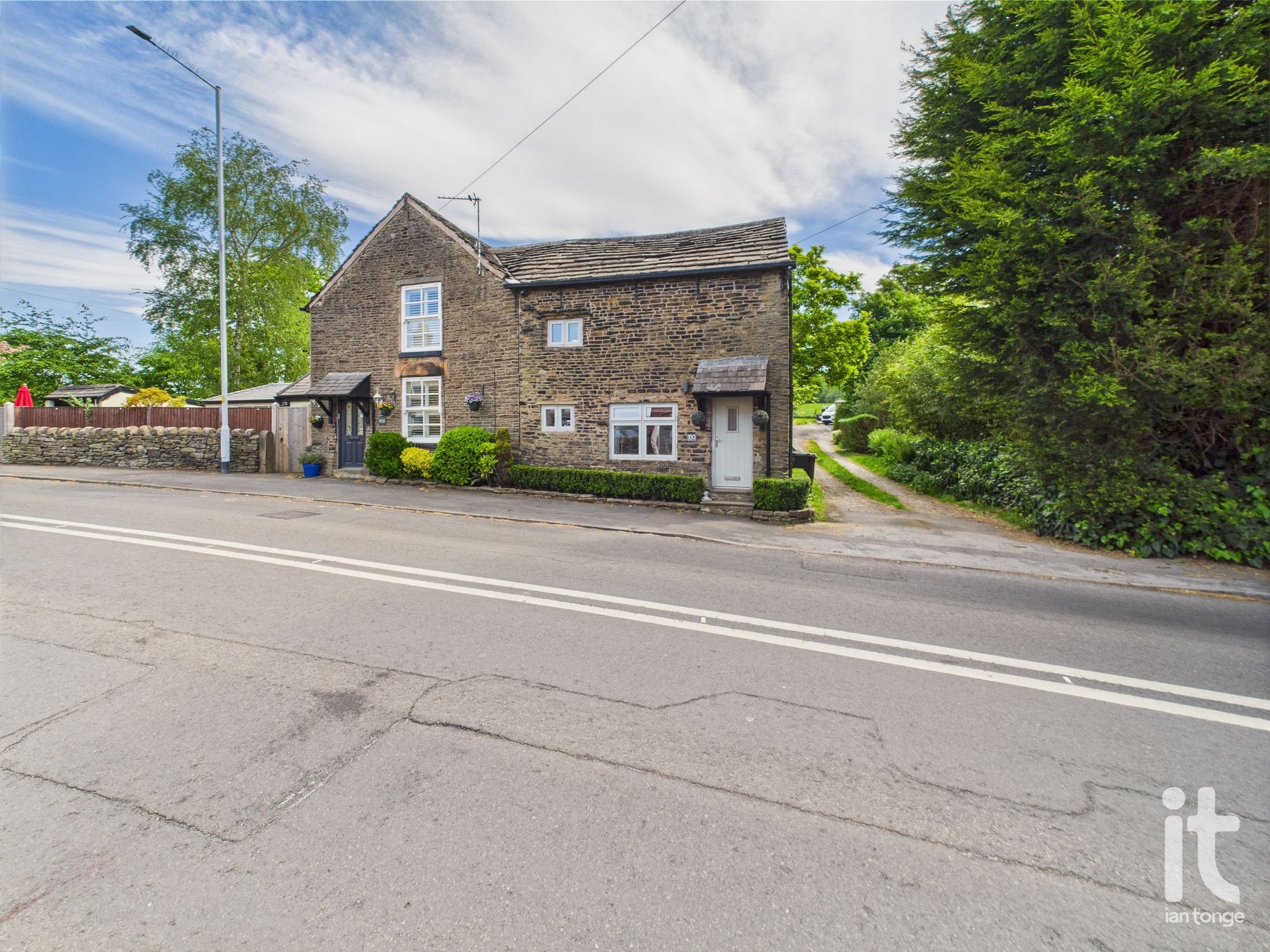 2 bedroom cottage house For Sale in Stockport - Photograph 1.