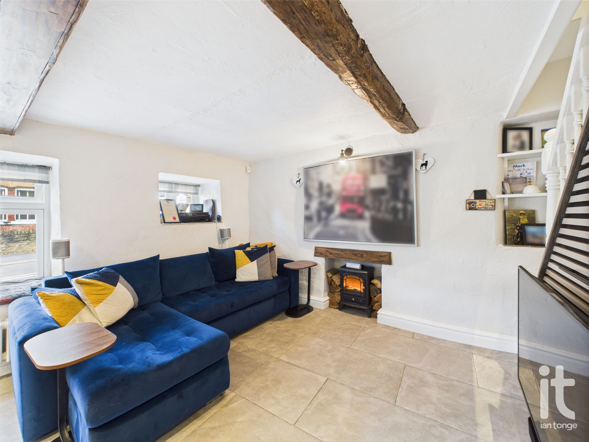2 bedroom cottage house For Sale in Stockport - Photograph 2.