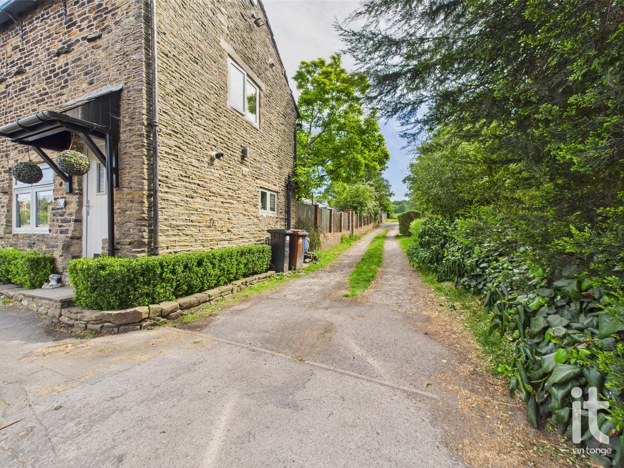 2 bedroom cottage house For Sale in Stockport - Photograph 11.