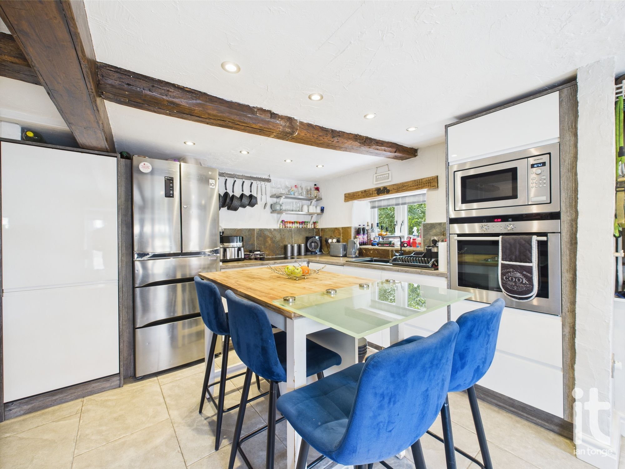 2 bedroom cottage house For Sale in Stockport - Photograph 3.