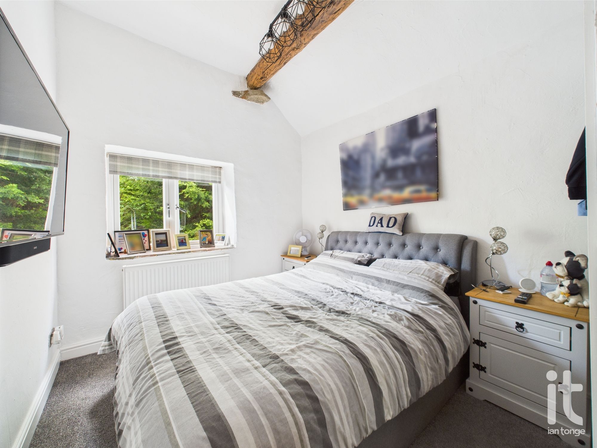 2 bedroom cottage house For Sale in Stockport - Photograph 8.