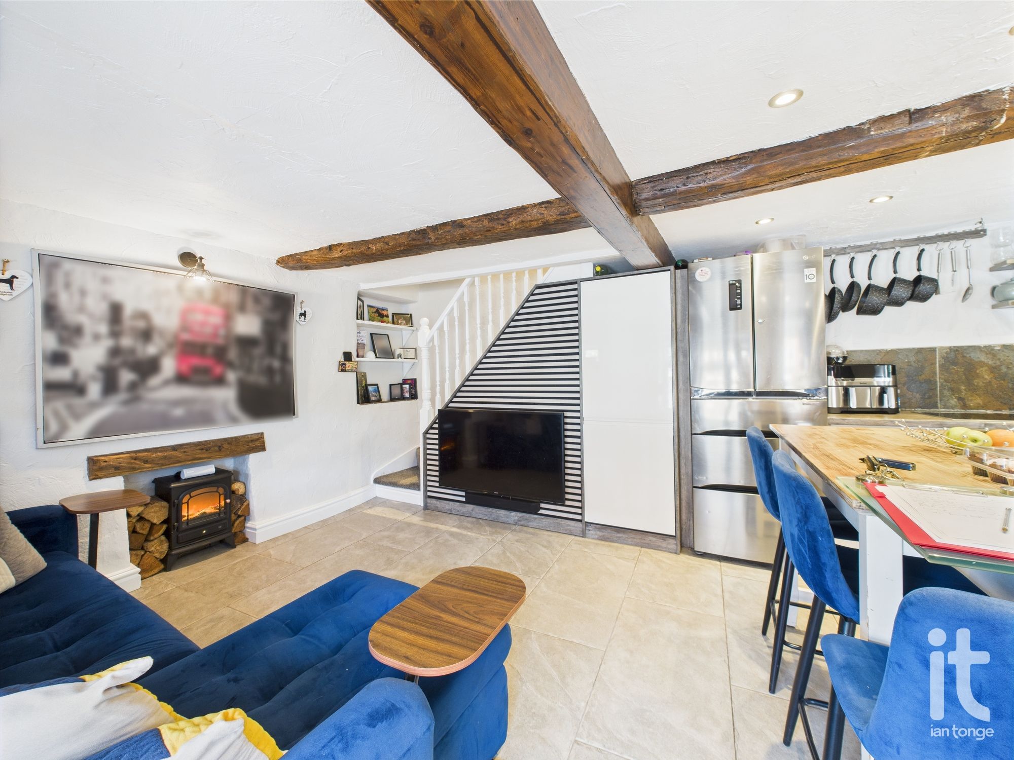 2 bedroom cottage house For Sale in Stockport - Photograph 6.
