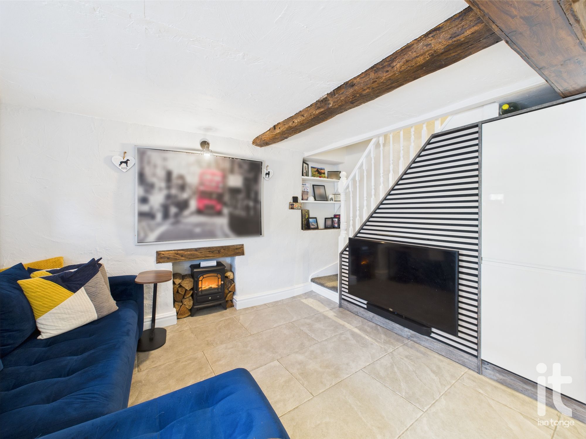 2 bedroom cottage house For Sale in Stockport - Photograph 5.