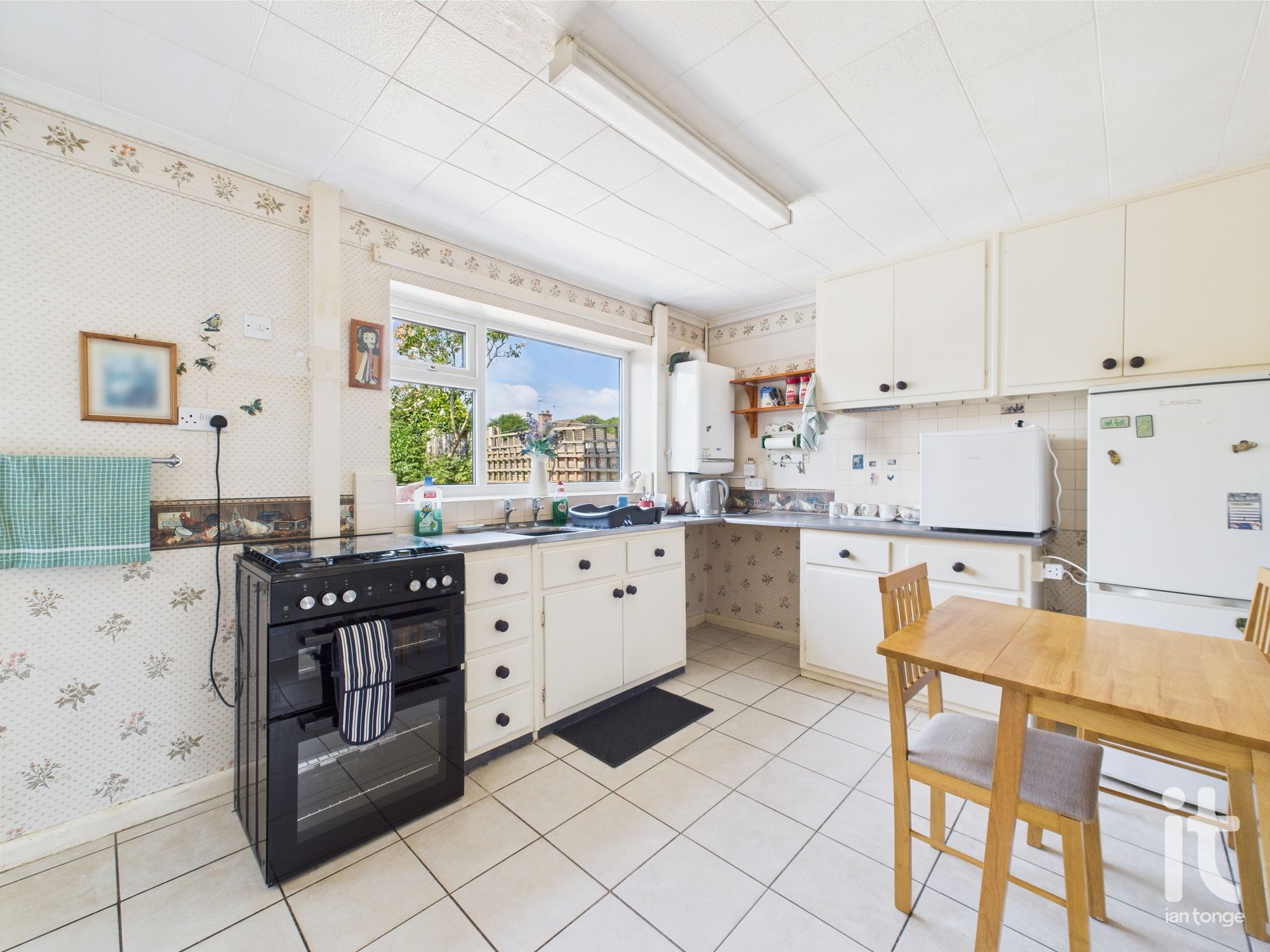 2 bedroom semi-detached house SSTC in Stockport - Photograph 9.