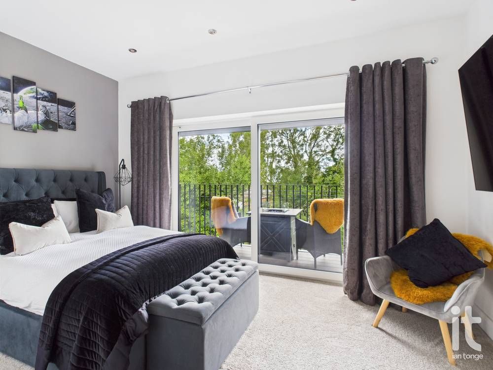 3 bedroom end terraced house For Sale in Stockport - Photograph 8.