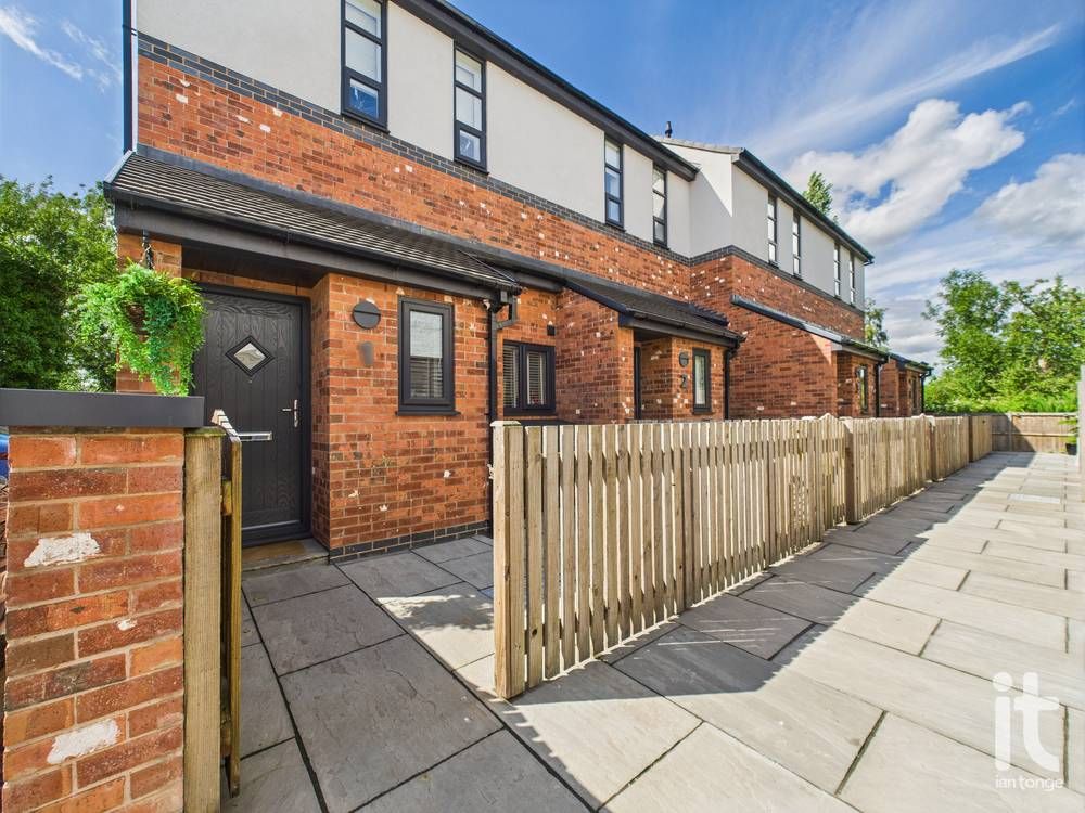3 bedroom end terraced house For Sale in Stockport - Photograph 16.