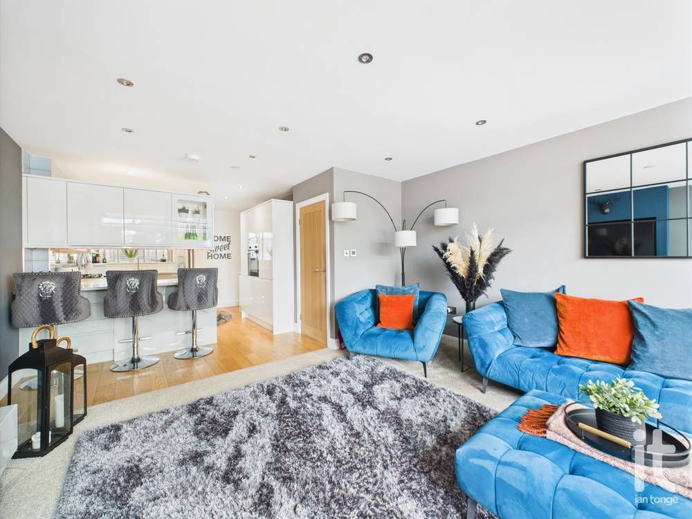 3 bedroom end terraced house For Sale in Stockport - Photograph 3.