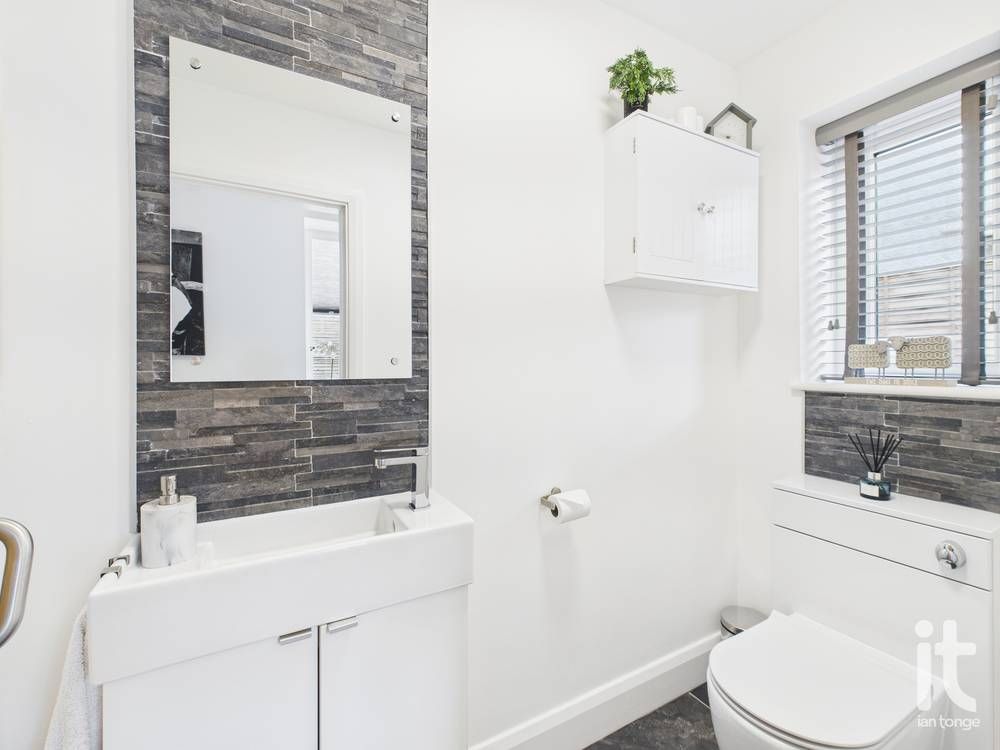 3 bedroom end terraced house For Sale in Stockport - Photograph 15.