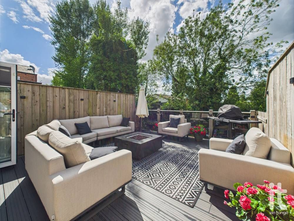 3 bedroom end terraced house For Sale in Stockport - Photograph 5.