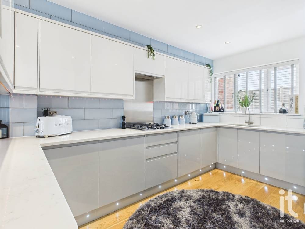 3 bedroom end terraced house For Sale in Stockport - Photograph 6.