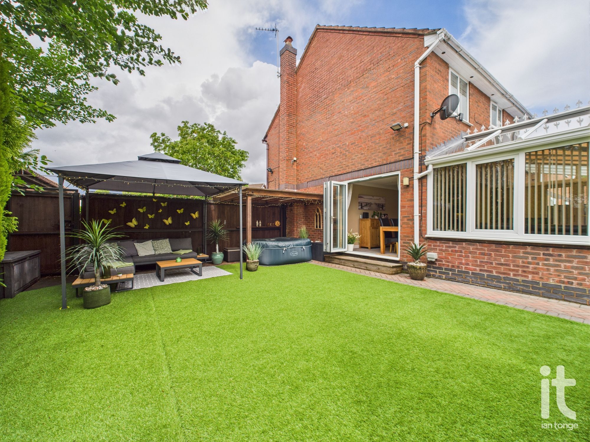 4 bedroom detached house Under Offer in Stockport - Photograph 17.