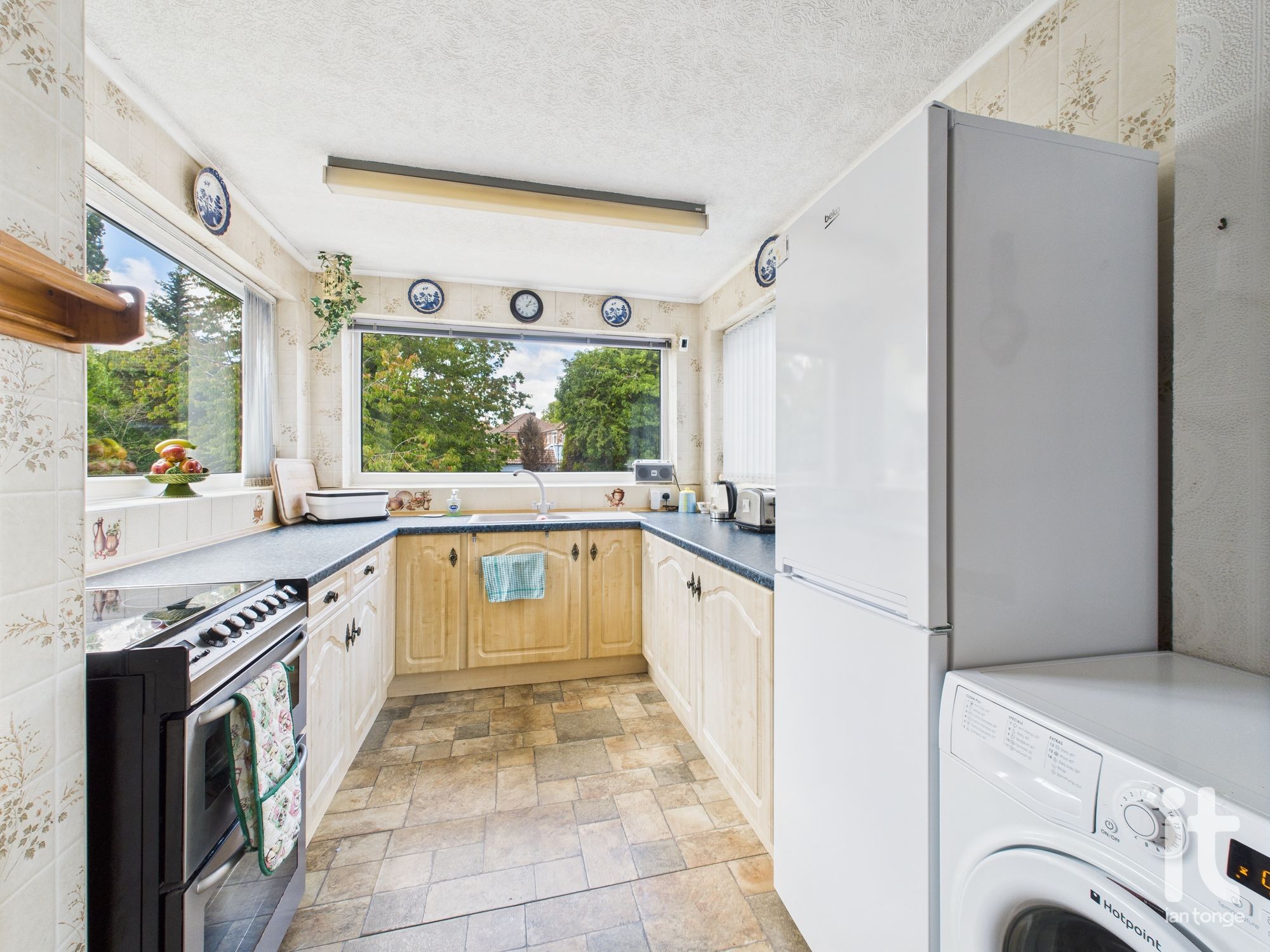 3 bedroom semi-detached house SSTC in Stockport - Photograph 12.