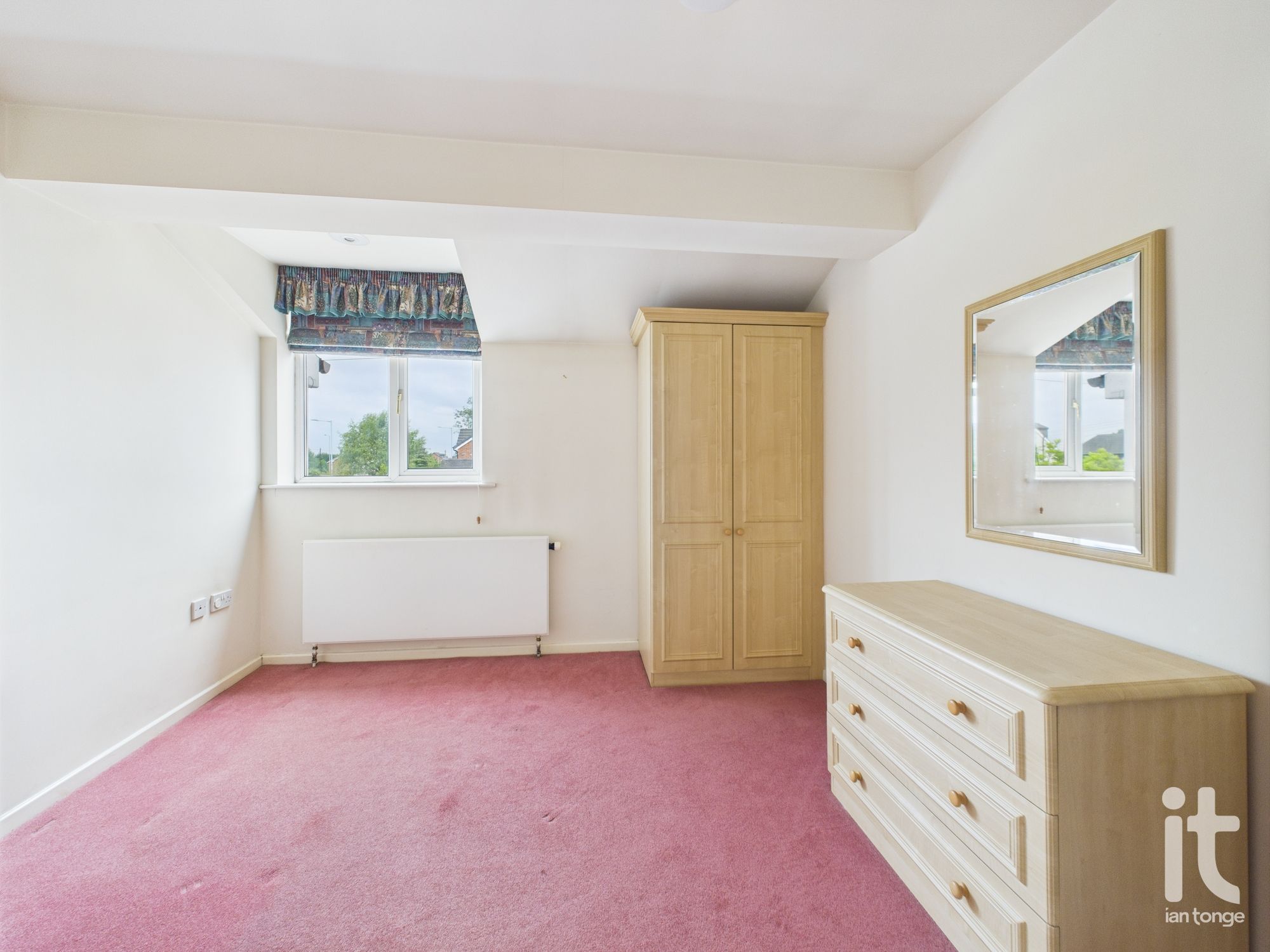 6 bedroom detached house Under Offer in Stockport - Photograph 28.