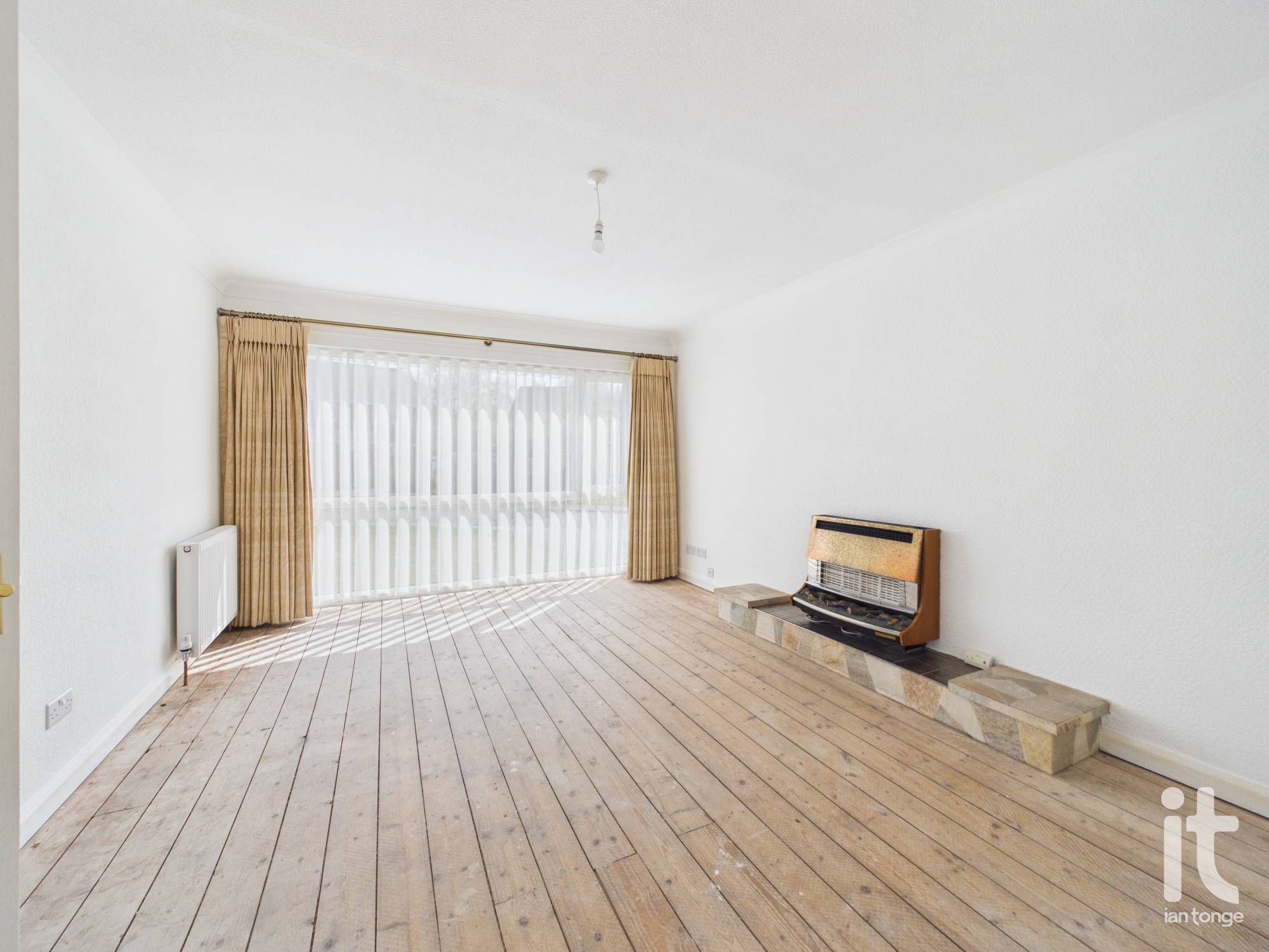 3 bedroom detached bungalow Under Offer in Stockport - Photograph 5.