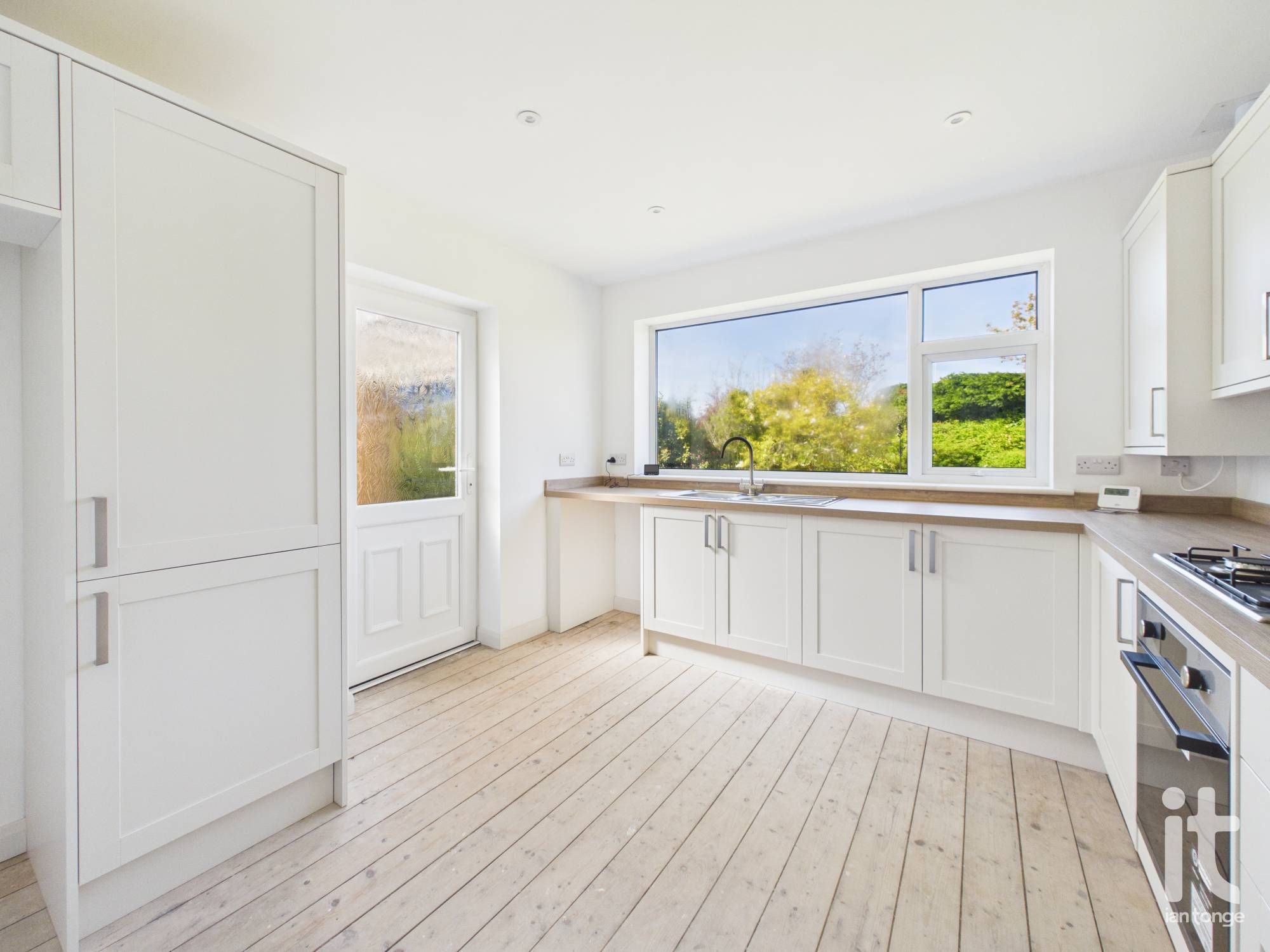 3 bedroom detached bungalow Under Offer in Stockport - Photograph 7.