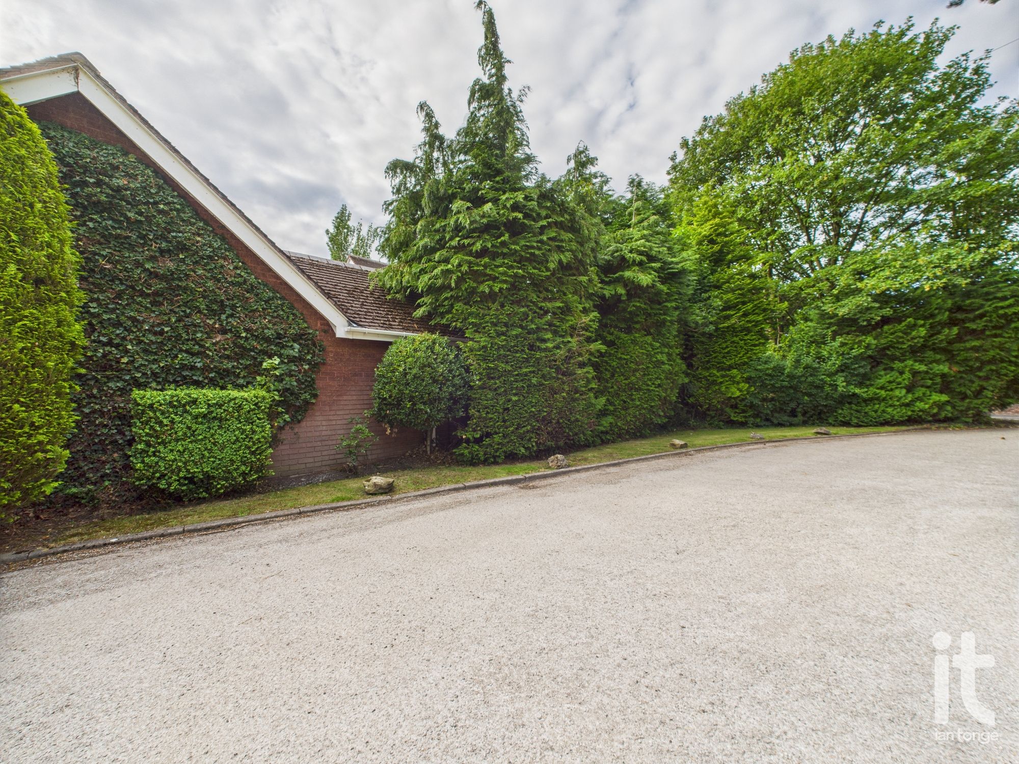 4 bedroom detached house Sold in Stockport - Photograph 48.