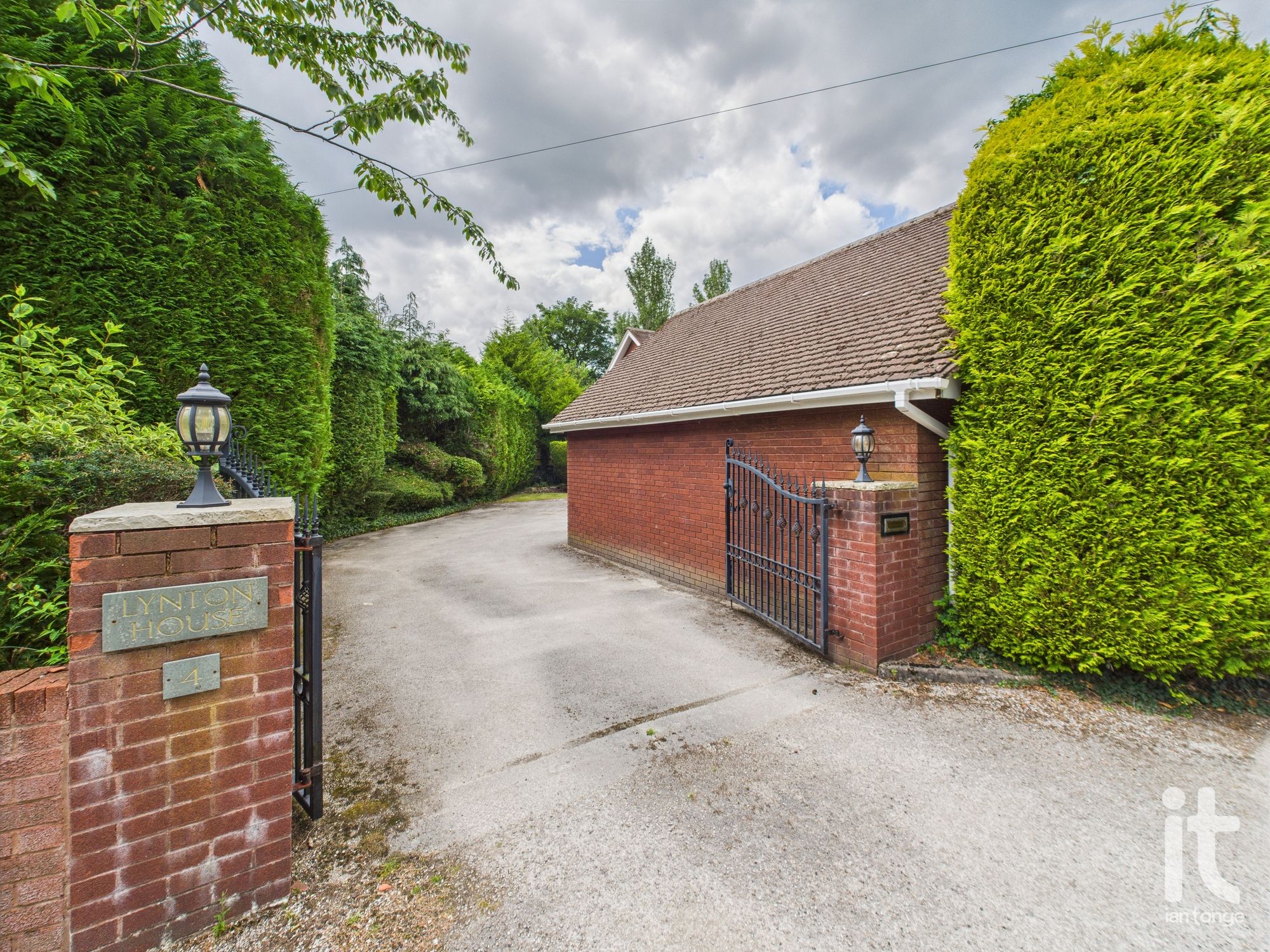 4 bedroom detached house Sold in Stockport - Photograph 6.