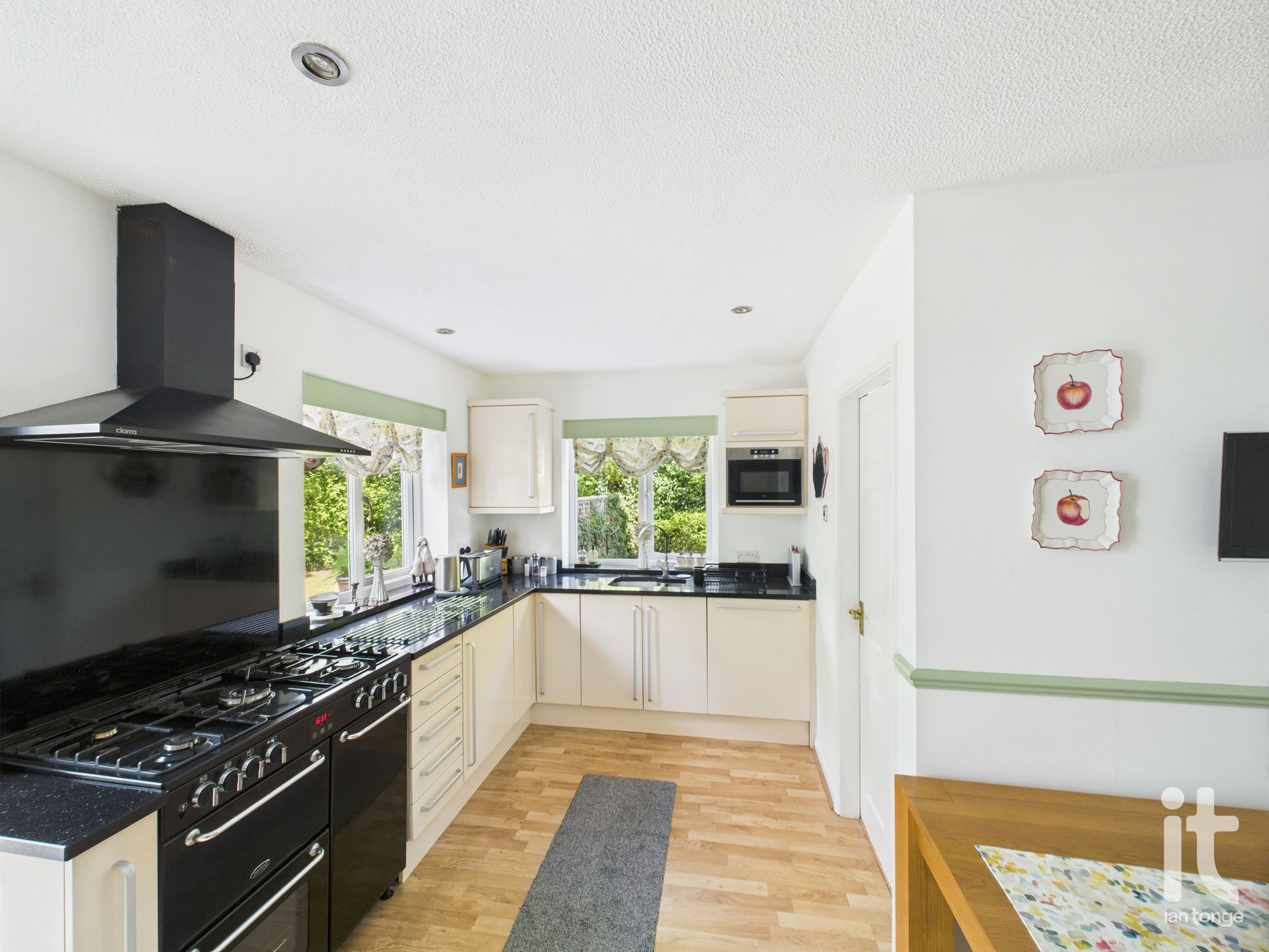 4 bedroom detached house Sold in Stockport - Photograph 23.