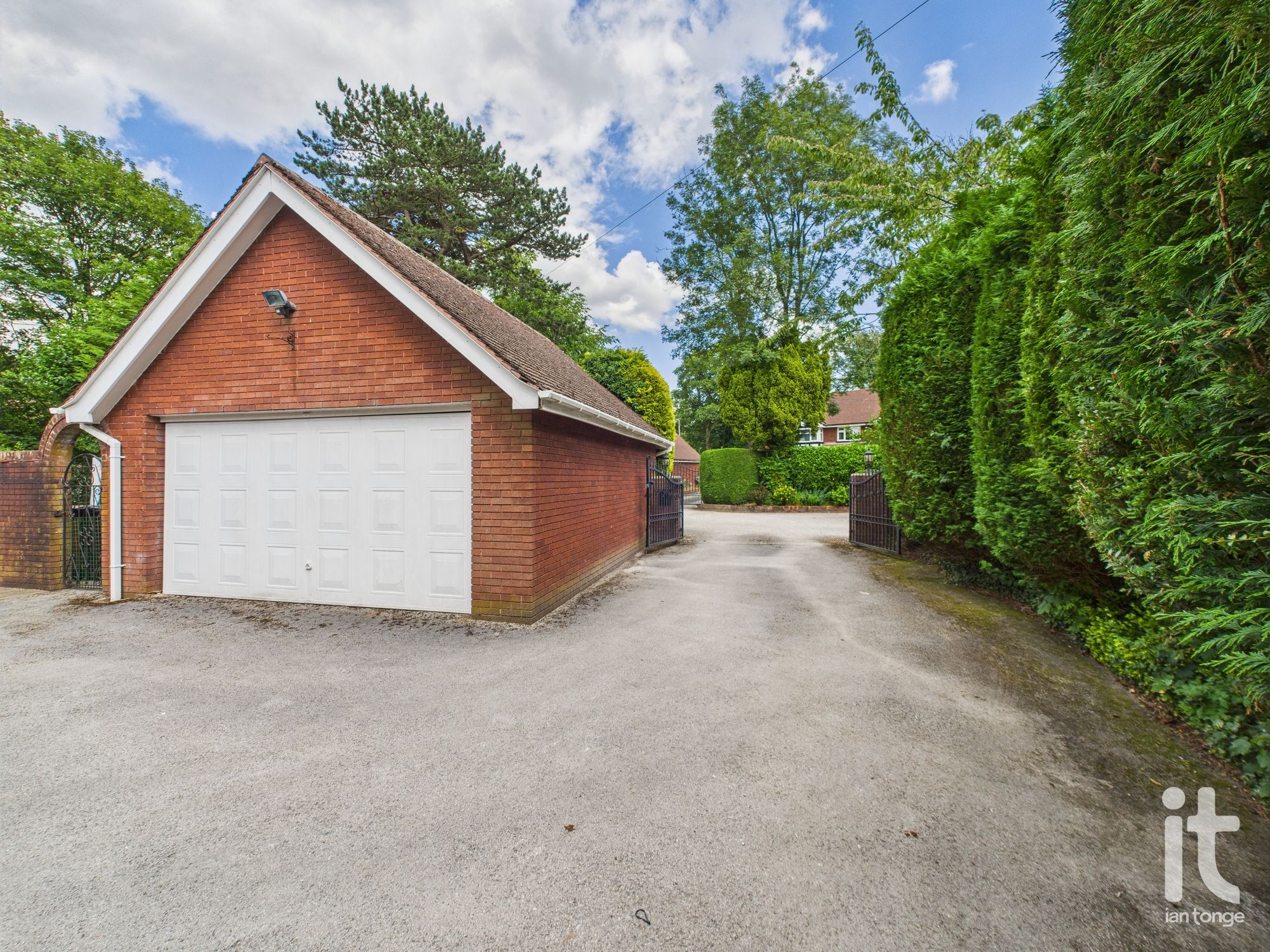 4 bedroom detached house Sold in Stockport - Photograph 36.