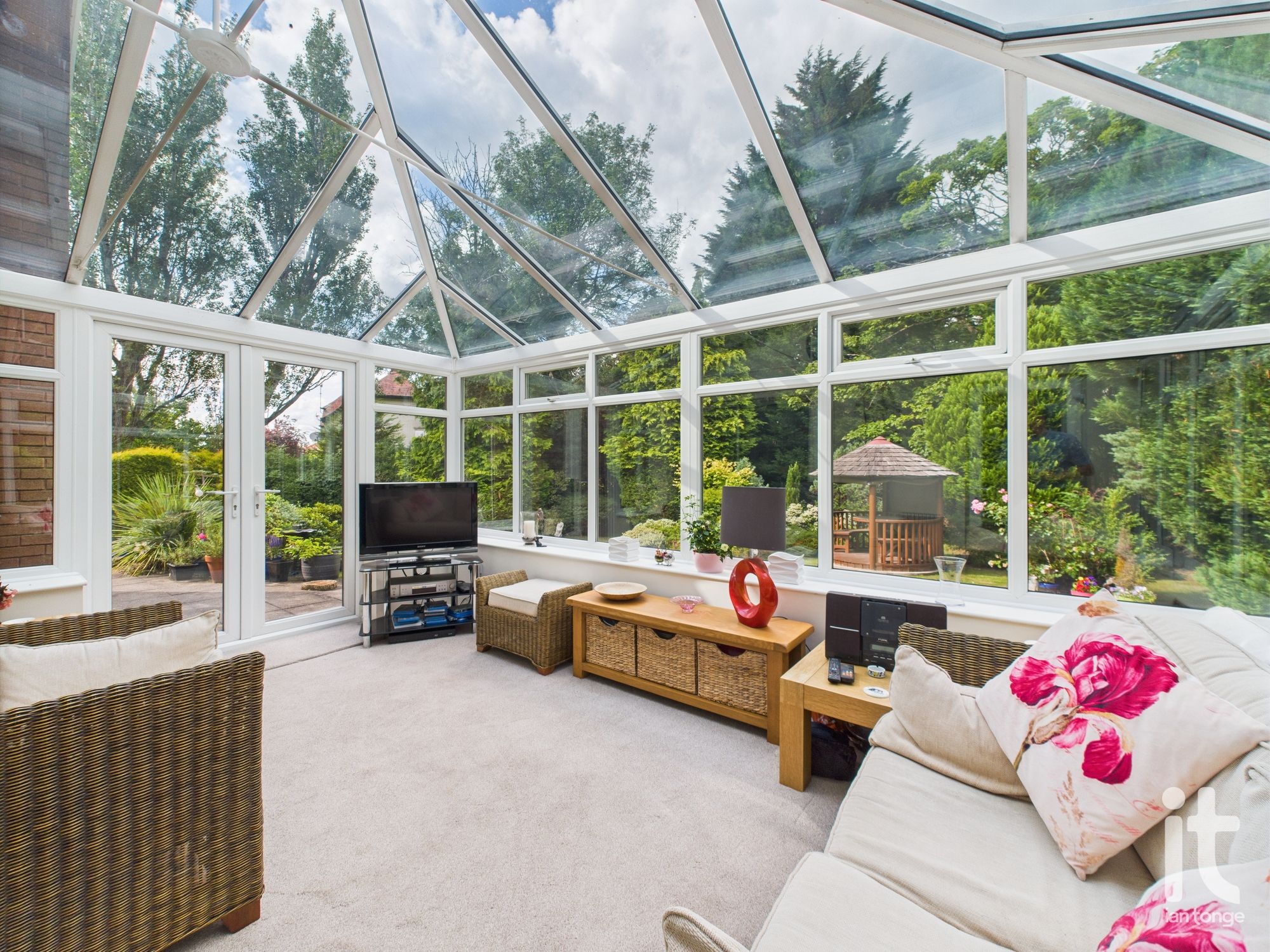 4 bedroom detached house Sold in Stockport - Photograph 15.