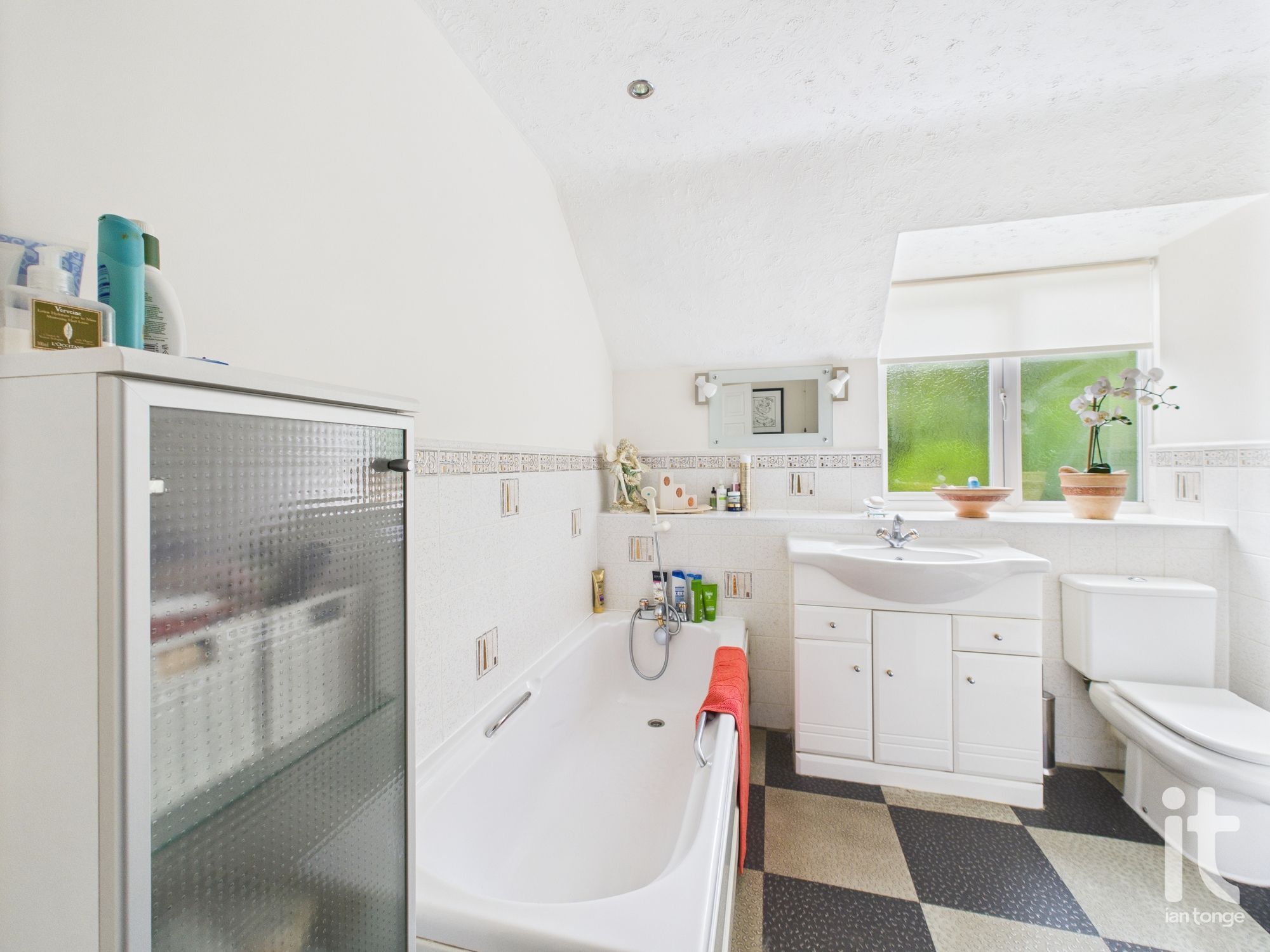 4 bedroom detached house Sold in Stockport - Photograph 34.