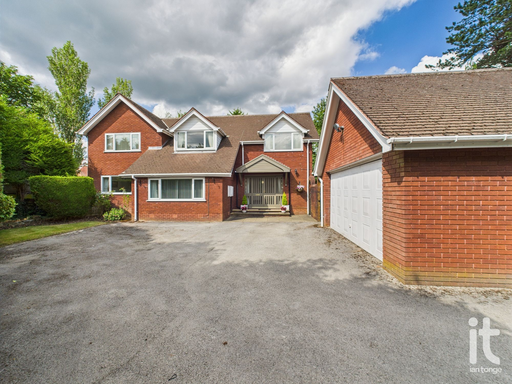 4 bedroom detached house Sold in Stockport - Photograph 4.