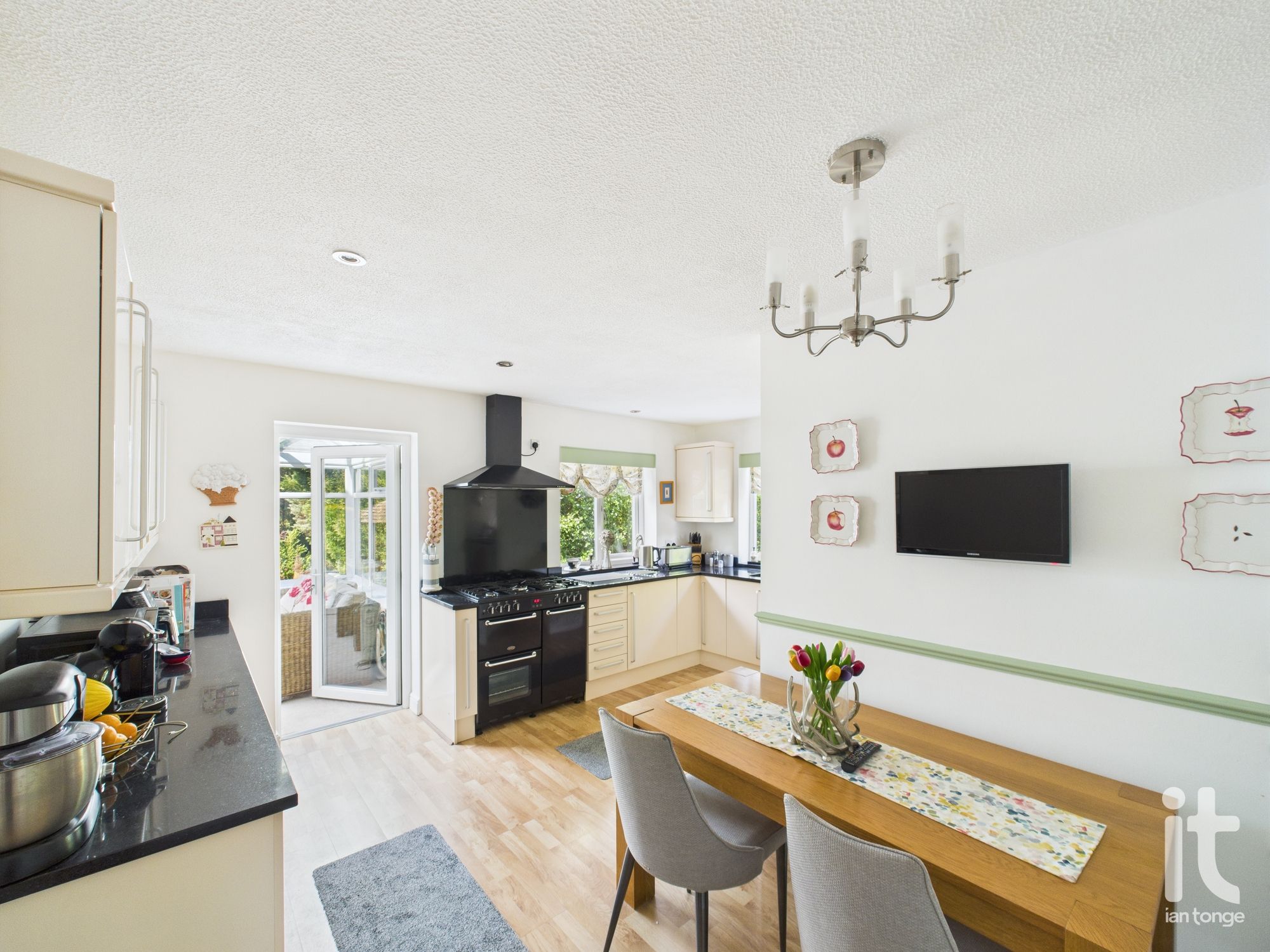 4 bedroom detached house Sold in Stockport - Photograph 19.