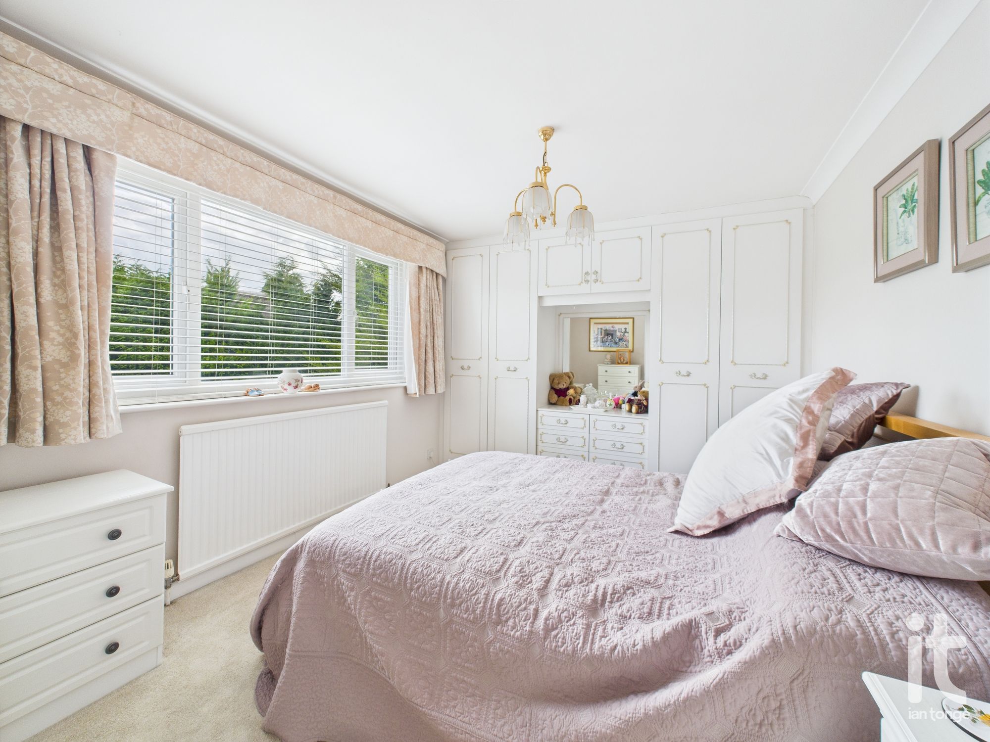 4 bedroom detached house Sold in Stockport - Photograph 29.