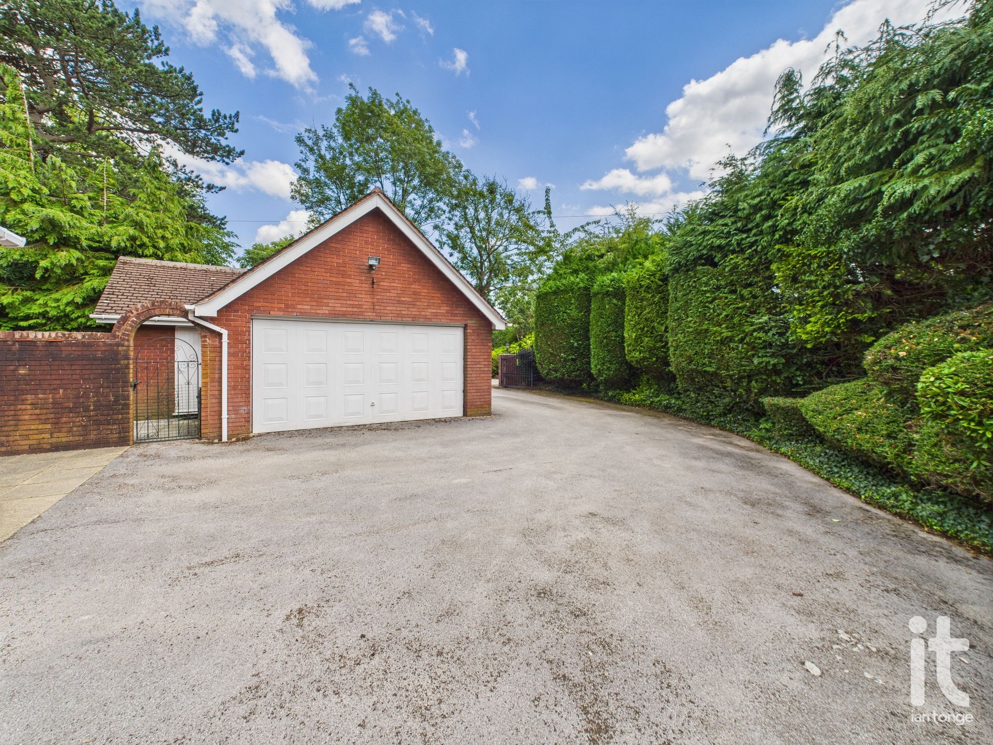 4 bedroom detached house Sold in Stockport - Photograph 35.