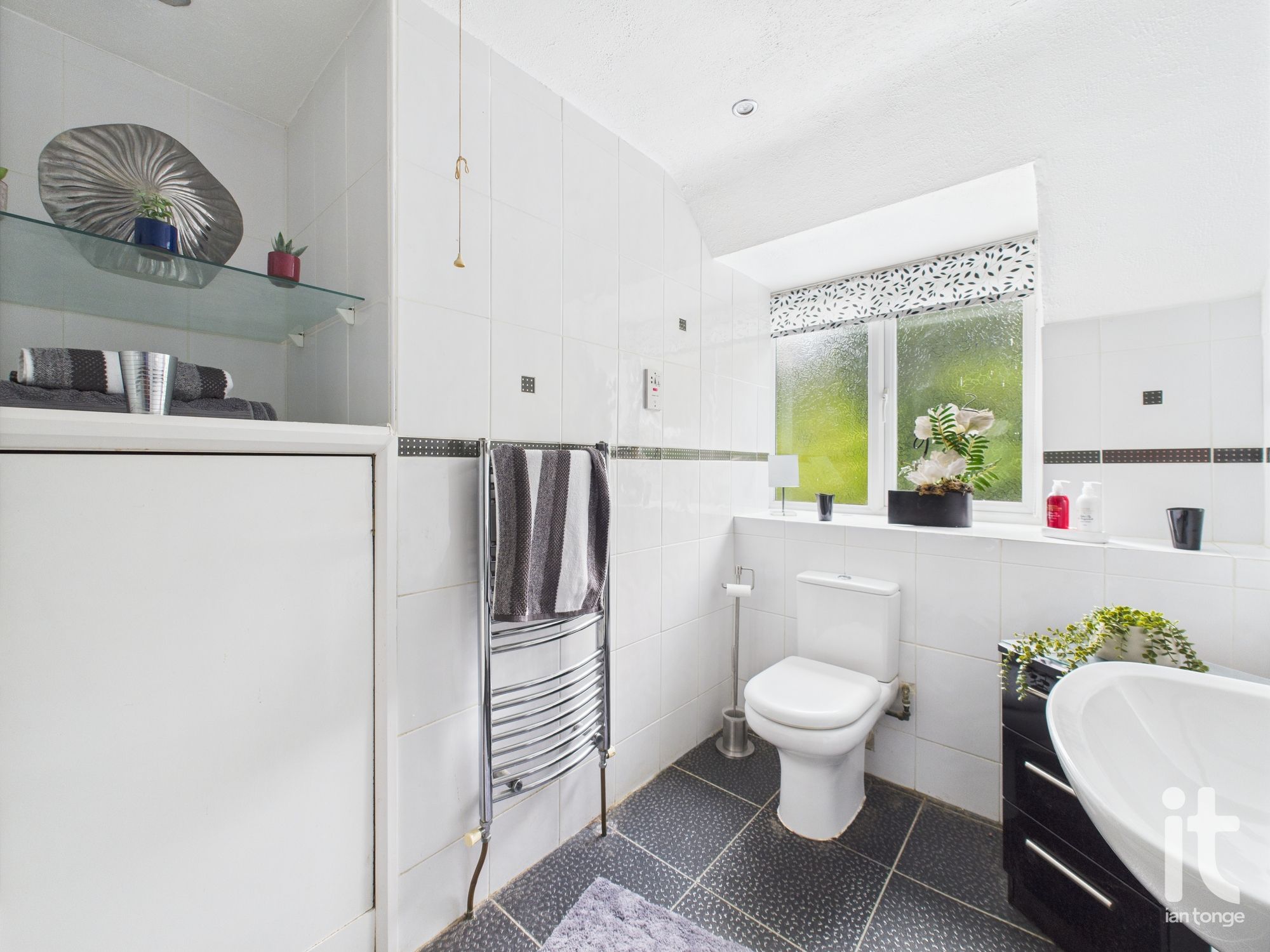 4 bedroom detached house Sold in Stockport - Photograph 32.