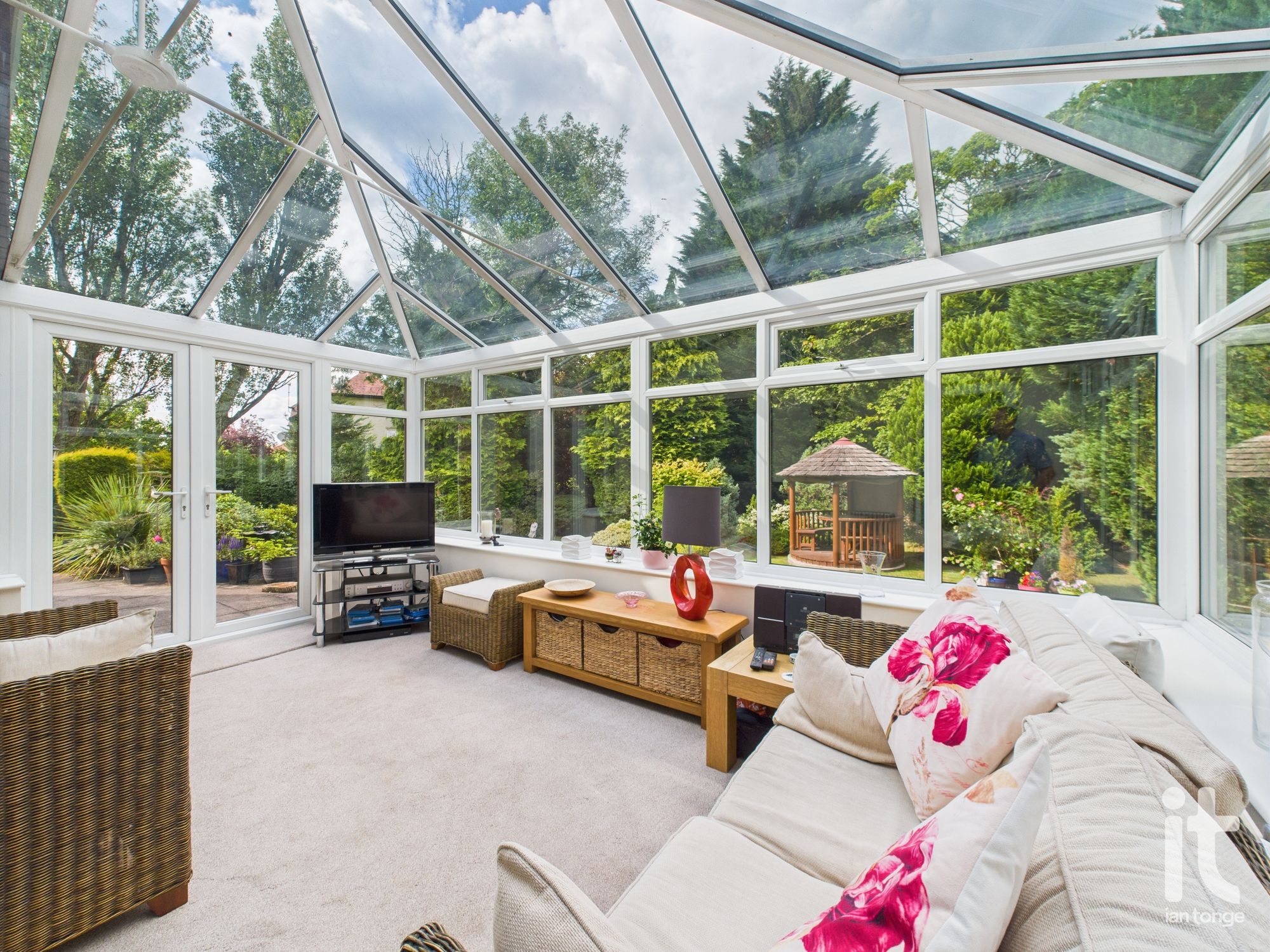 4 bedroom detached house Sold in Stockport - Photograph 3.