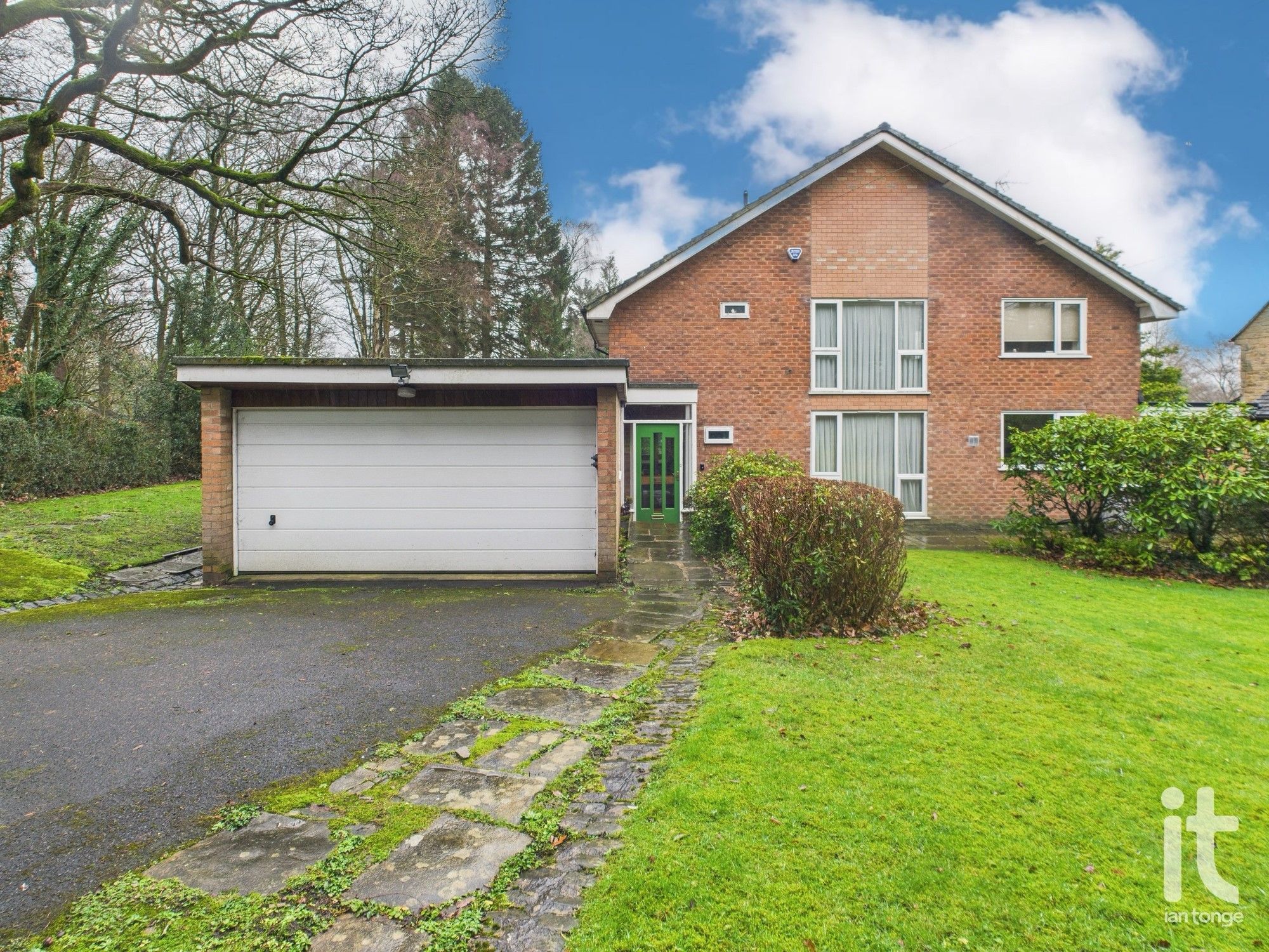 4 bedroom detached house For Sale in Cheshire East - Photograph 1.