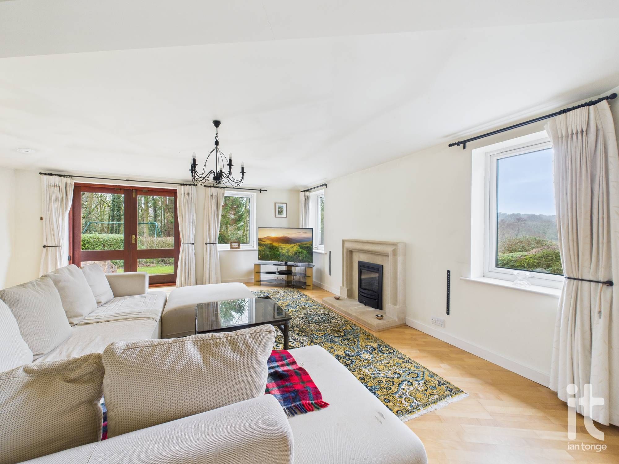 4 bedroom detached house For Sale in Cheshire East - Photograph 4.