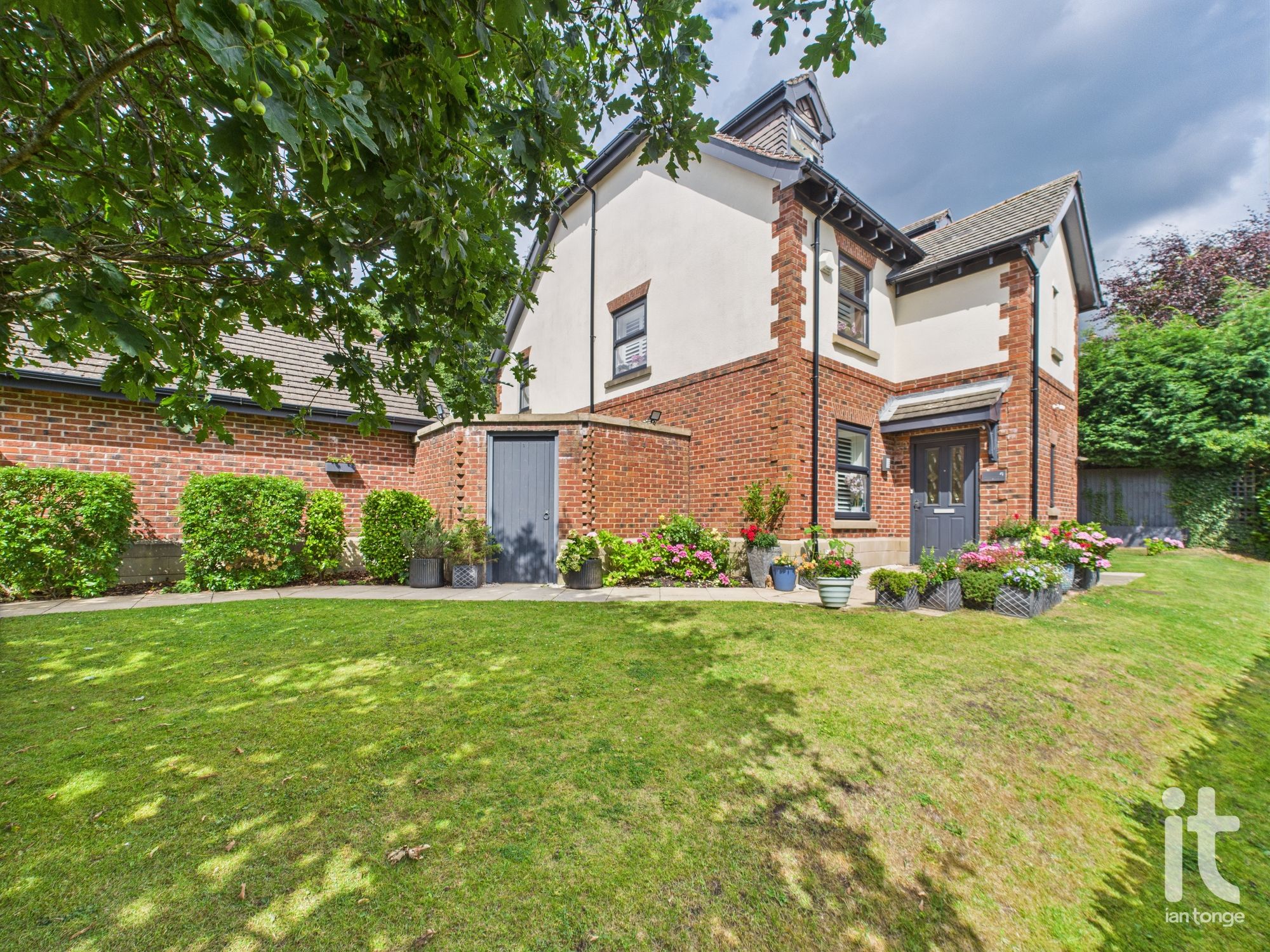 5 bedroom detached house For Sale in Stockport - Property photograph.