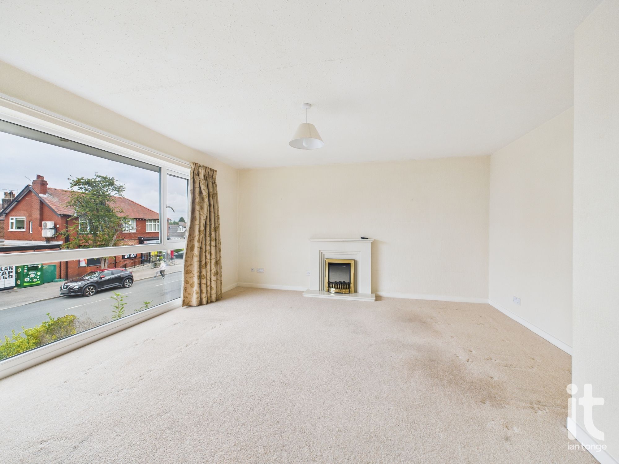 2 bedroom flat flat/apartment Sold in Stockport - Photograph 14.