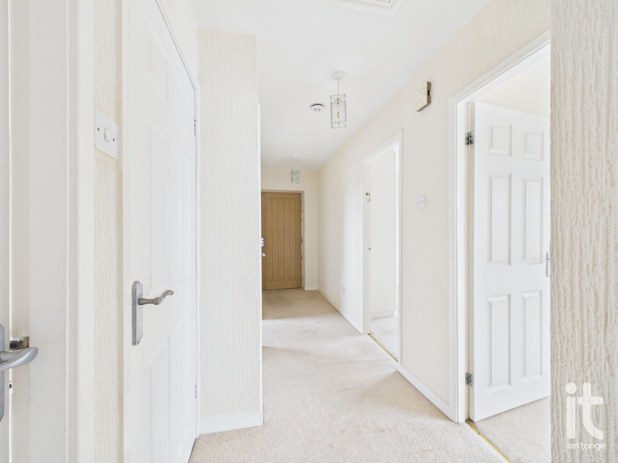 2 bedroom flat flat/apartment Sold in Stockport - Photograph 6.