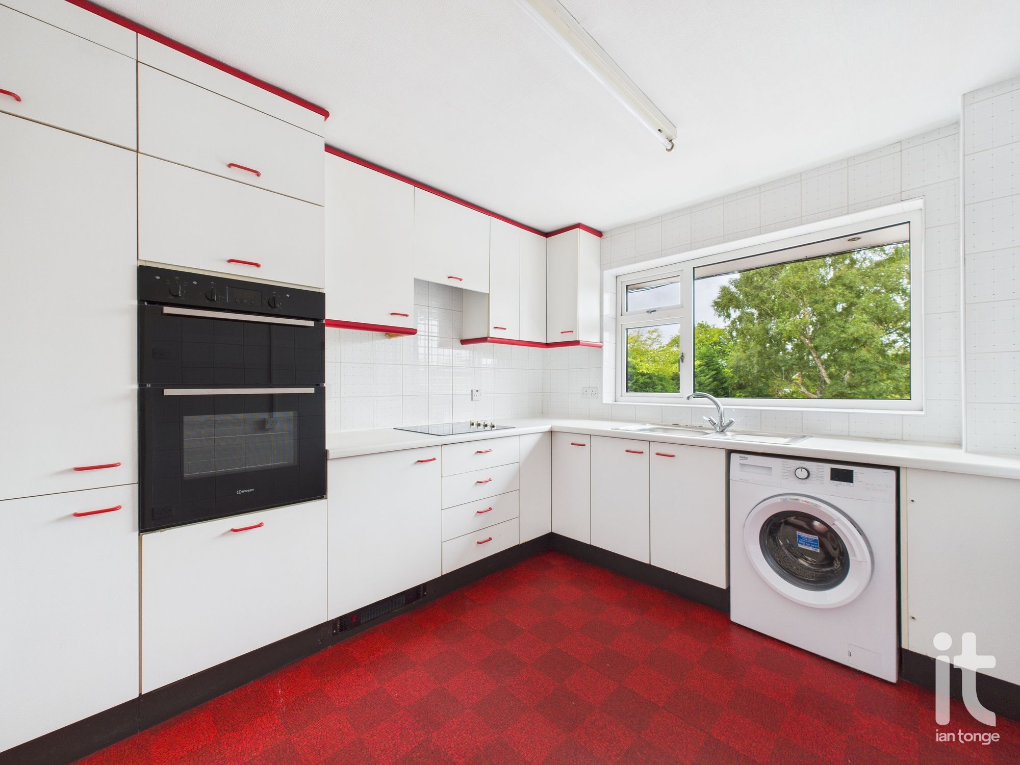 2 bedroom flat flat/apartment Sold in Stockport - Photograph 11.