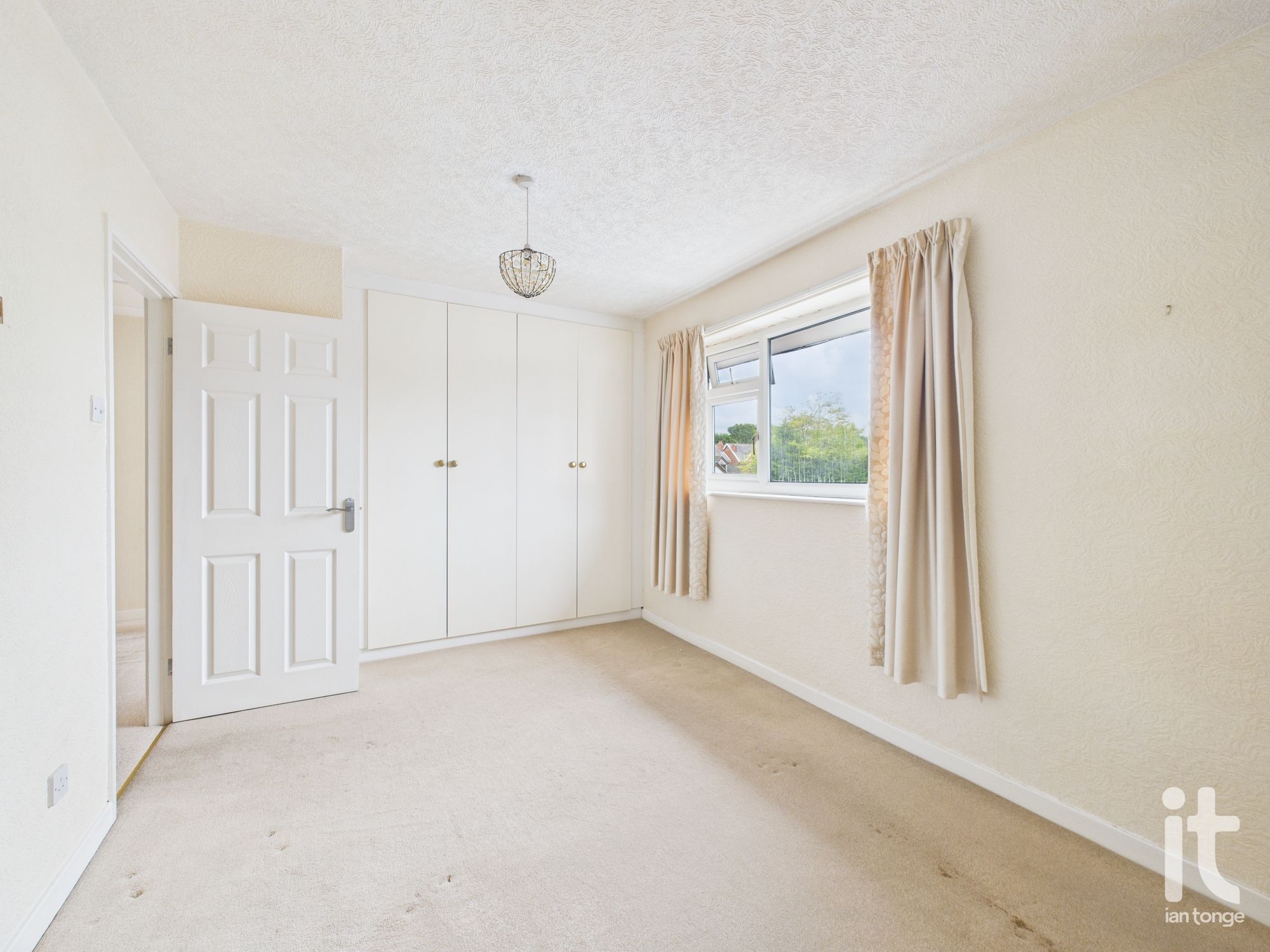 2 bedroom flat flat/apartment Sold in Stockport - Photograph 7.