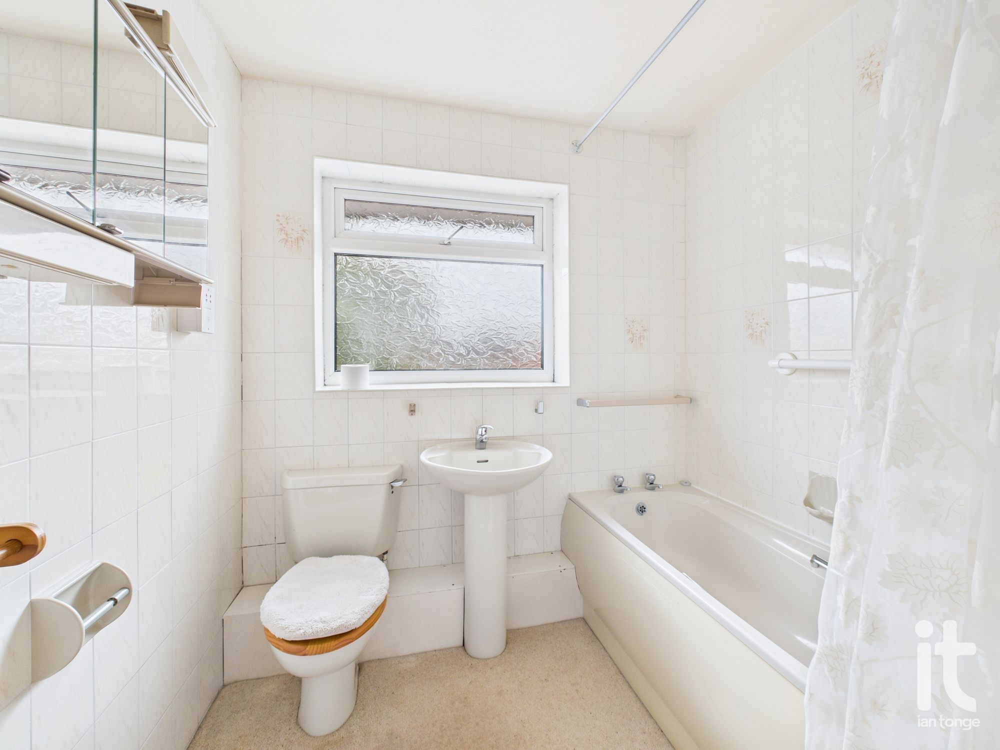 2 bedroom flat flat/apartment Sold in Stockport - Photograph 4.