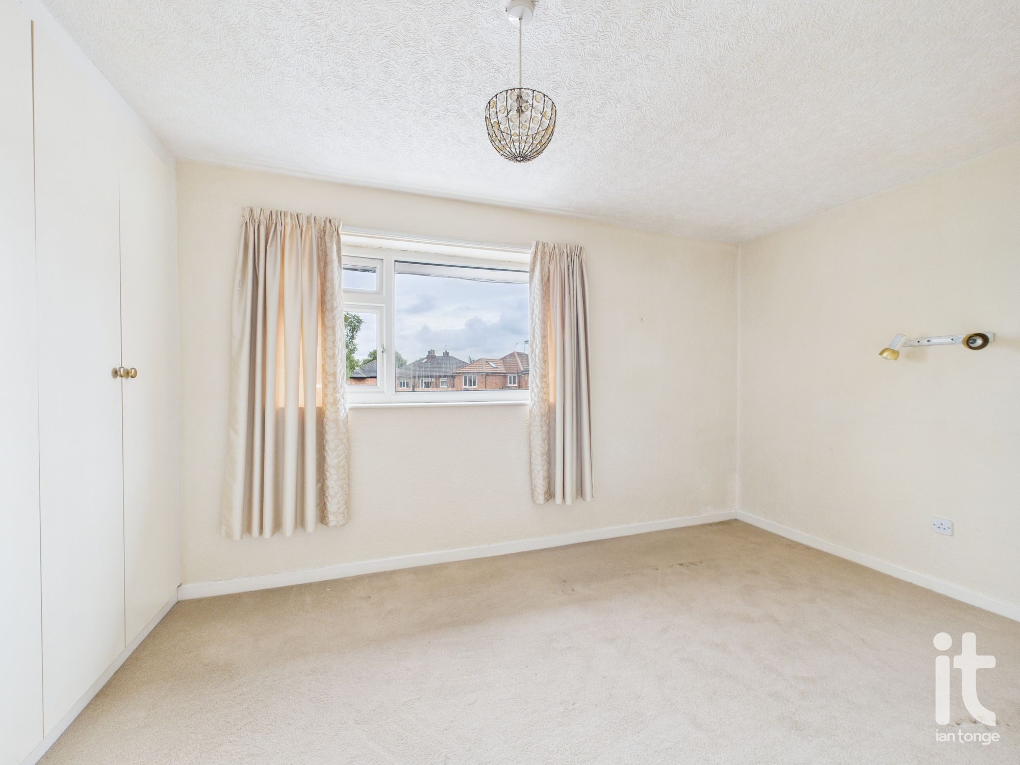 2 bedroom flat flat/apartment Sold in Stockport - Photograph 8.
