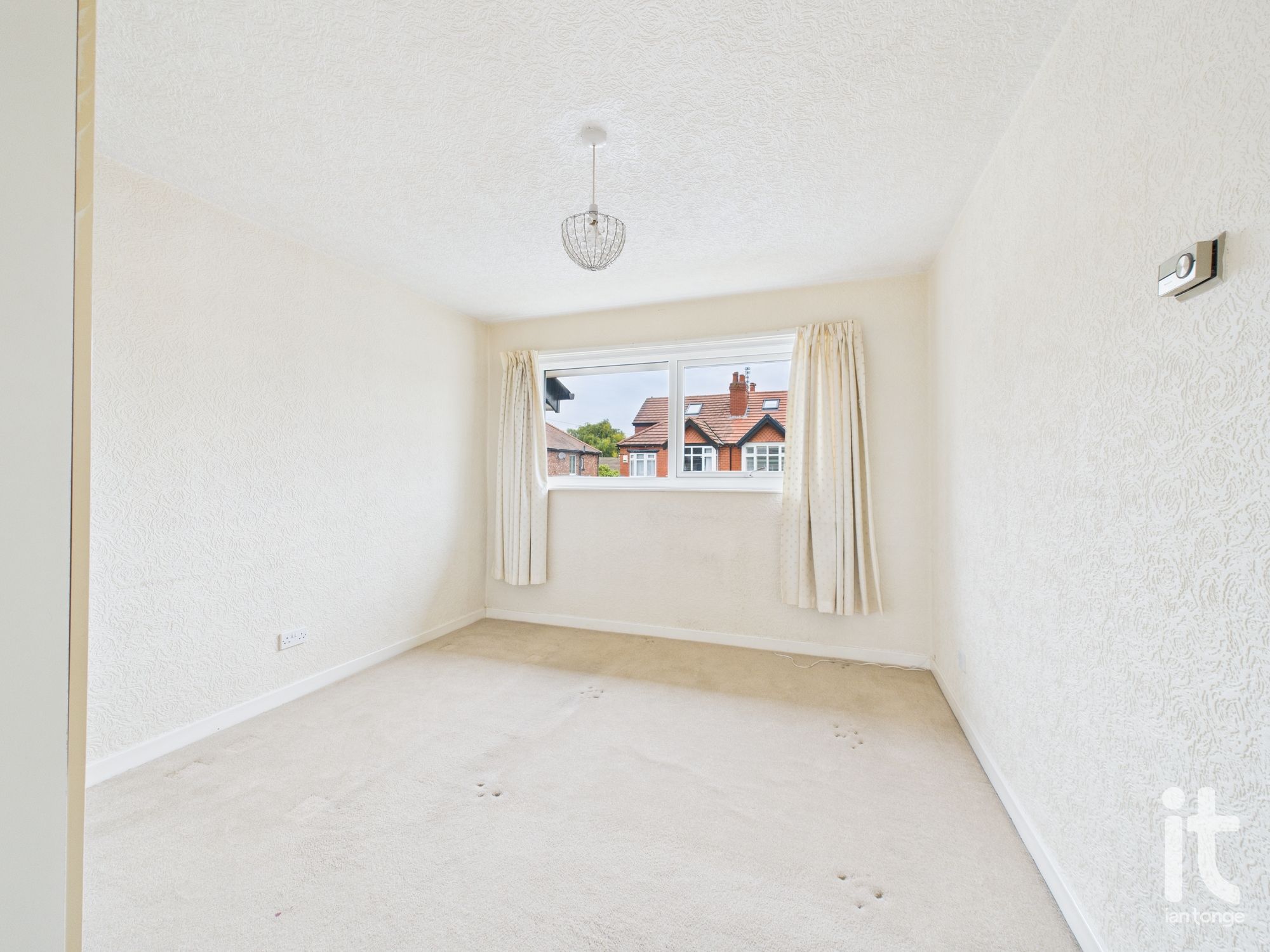 2 bedroom flat flat/apartment Sold in Stockport - Photograph 10.