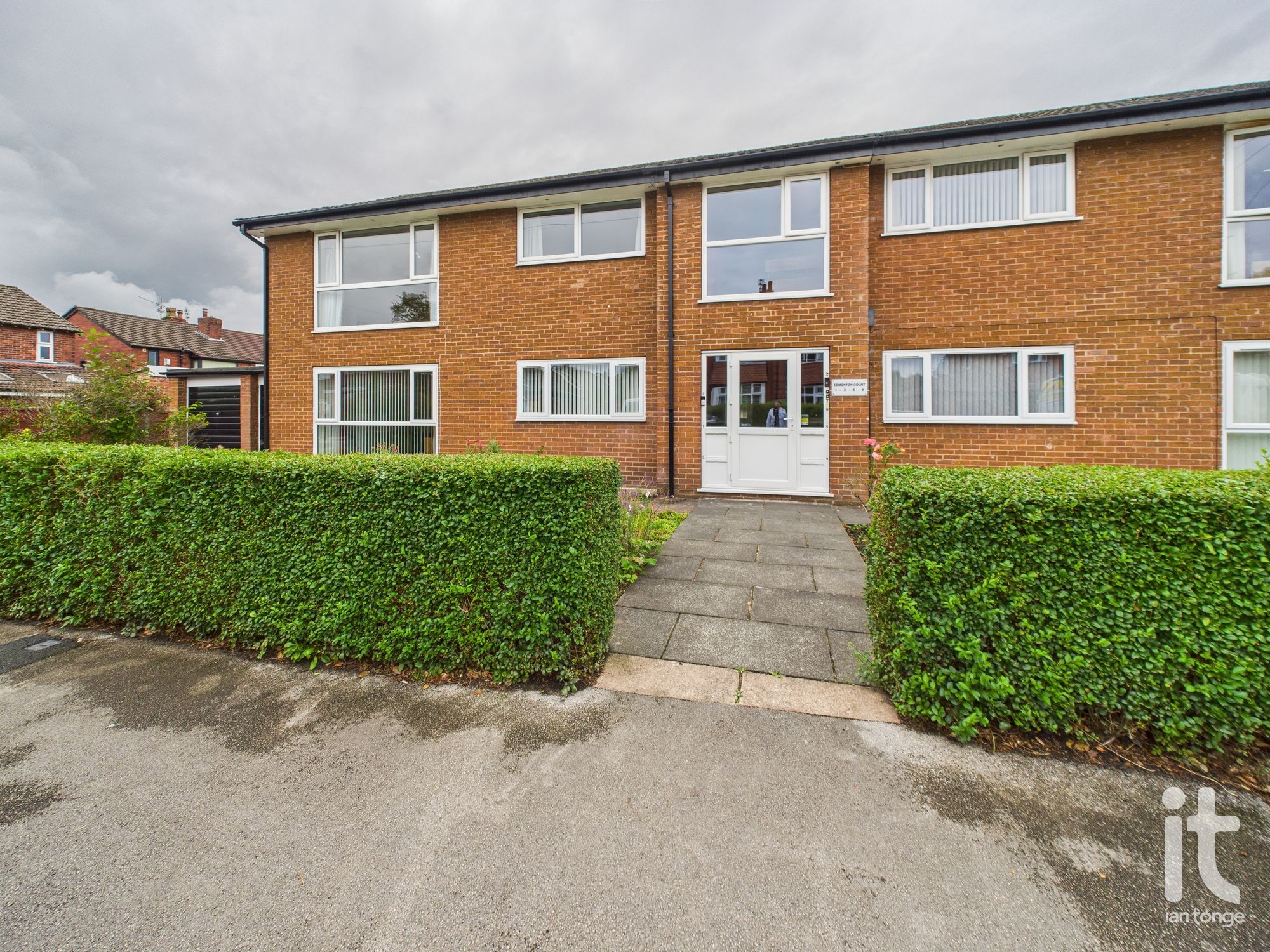 2 bedroom flat flat/apartment Sold in Stockport - Photograph 16.