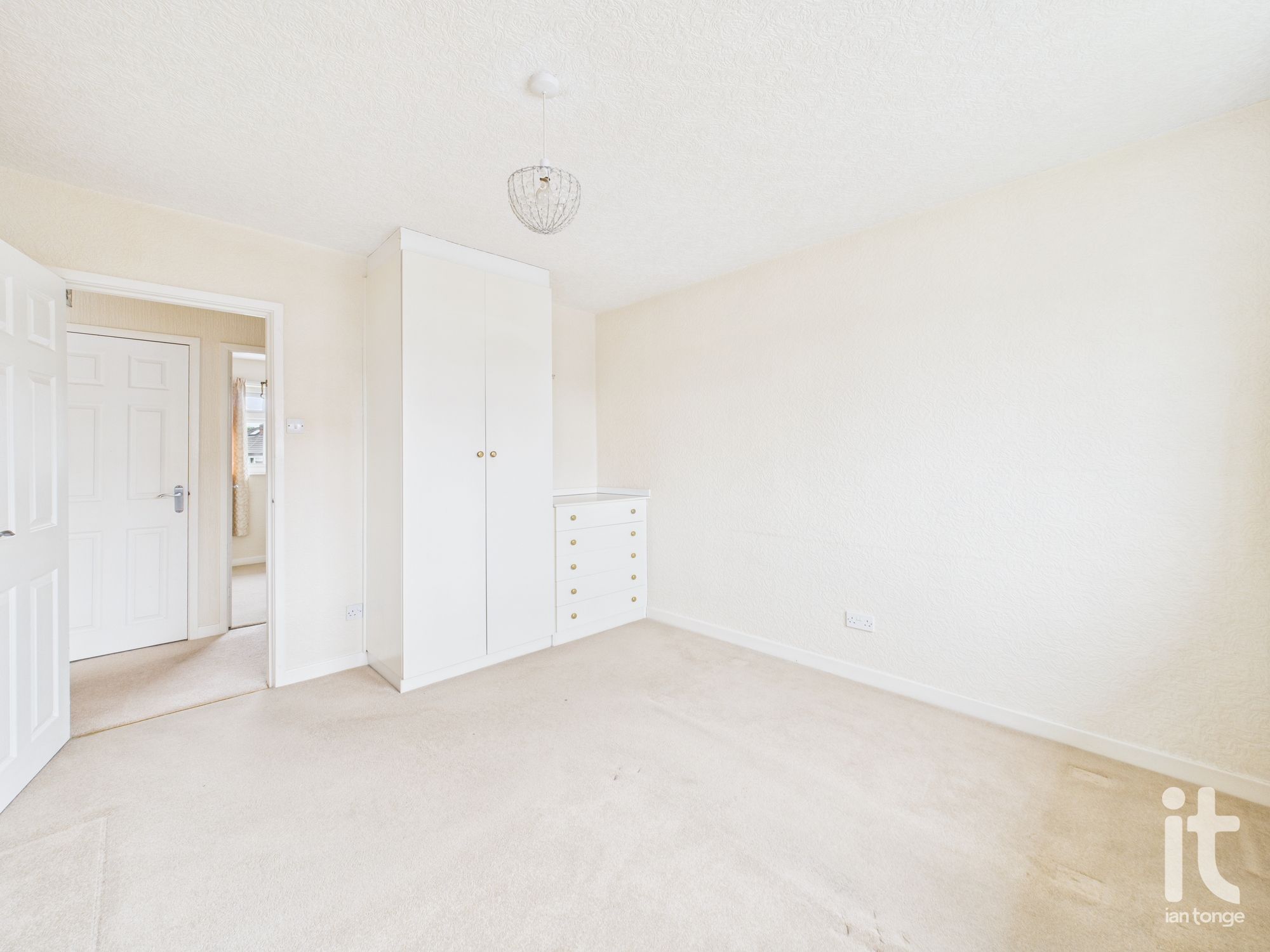 2 bedroom flat flat/apartment Sold in Stockport - Photograph 9.