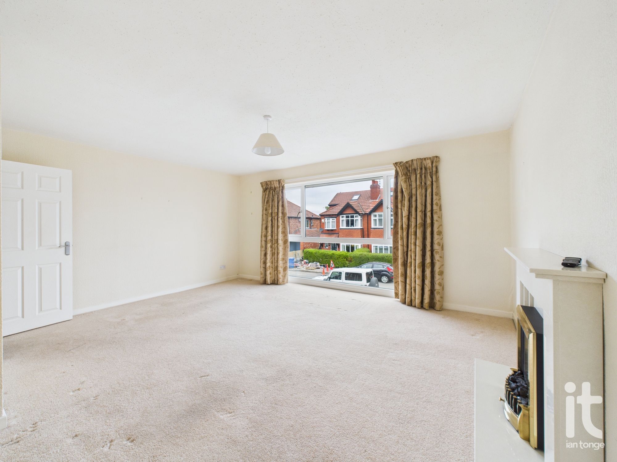 2 bedroom flat flat/apartment Sold in Stockport - Photograph 2.
