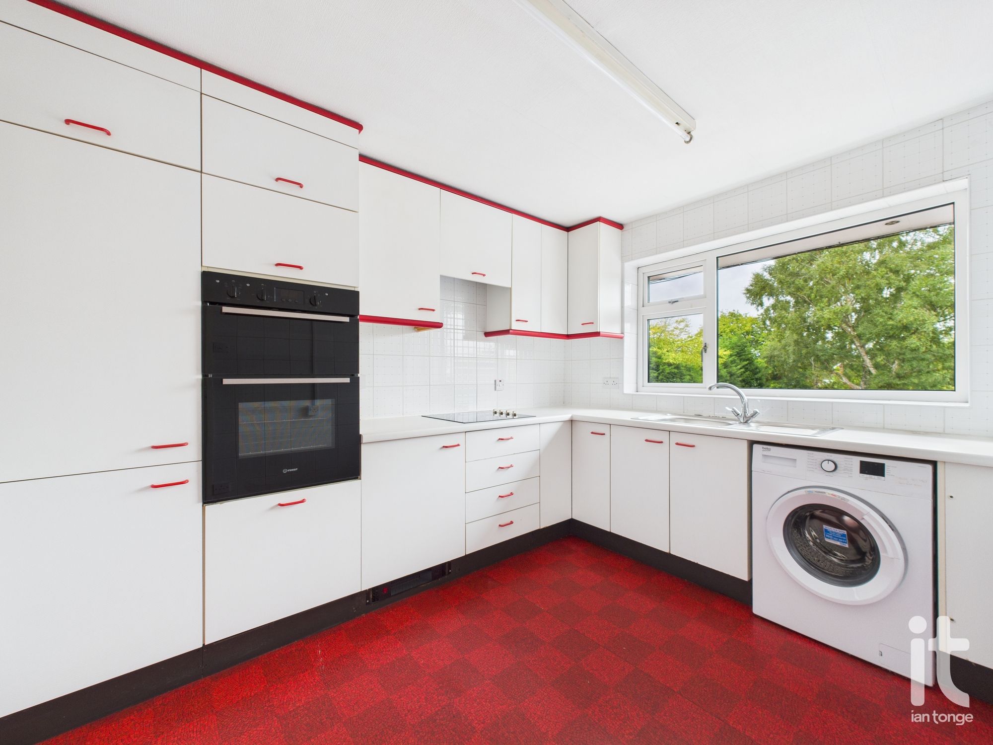 2 bedroom flat flat/apartment Sold in Stockport - Photograph 3.