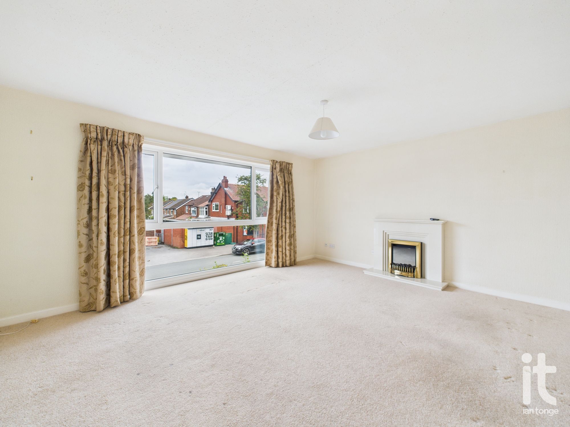 2 bedroom flat flat/apartment Sold in Stockport - Photograph 13.