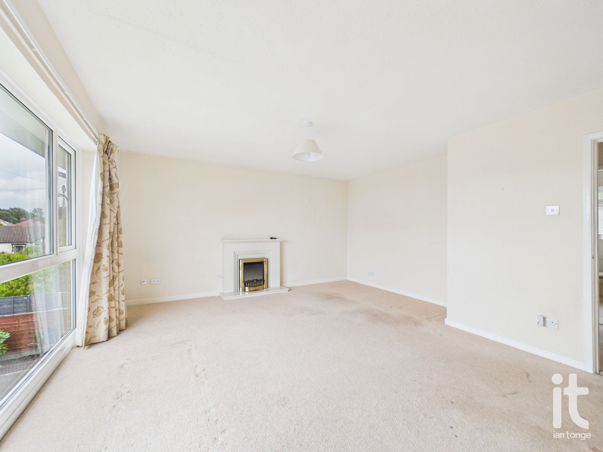 2 bedroom flat flat/apartment Sold in Stockport - Photograph 15.