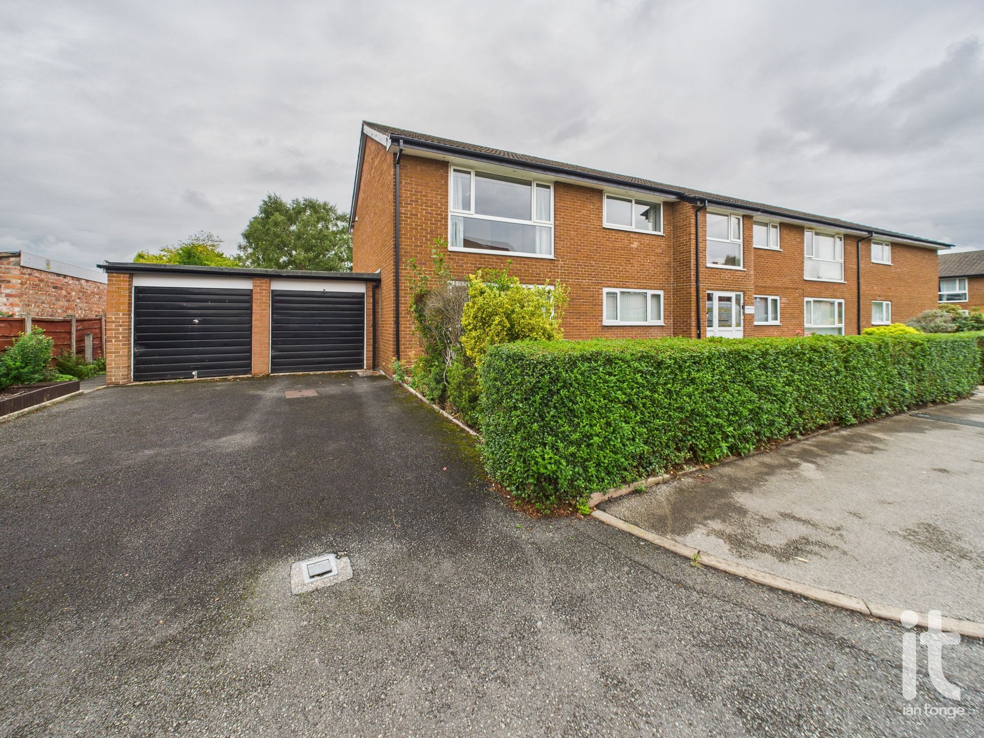 2 bedroom flat flat/apartment Sold in Stockport - Photograph 1.