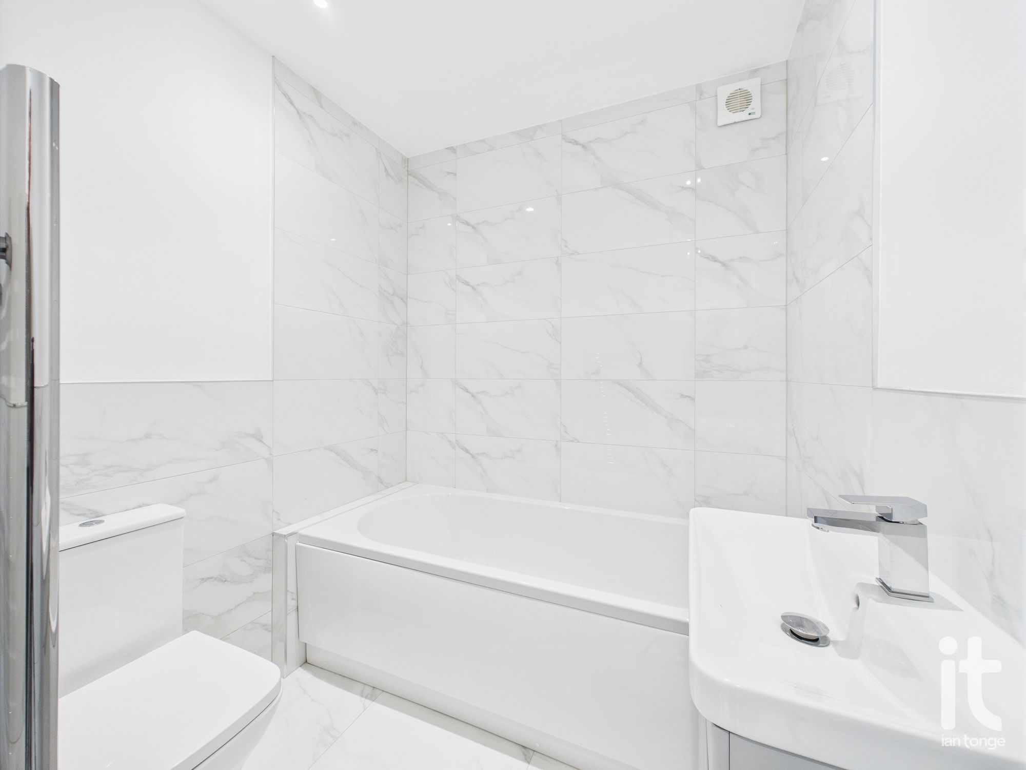 2 bedroom apartment flat/apartment To Let in Stockport - Photograph 6.